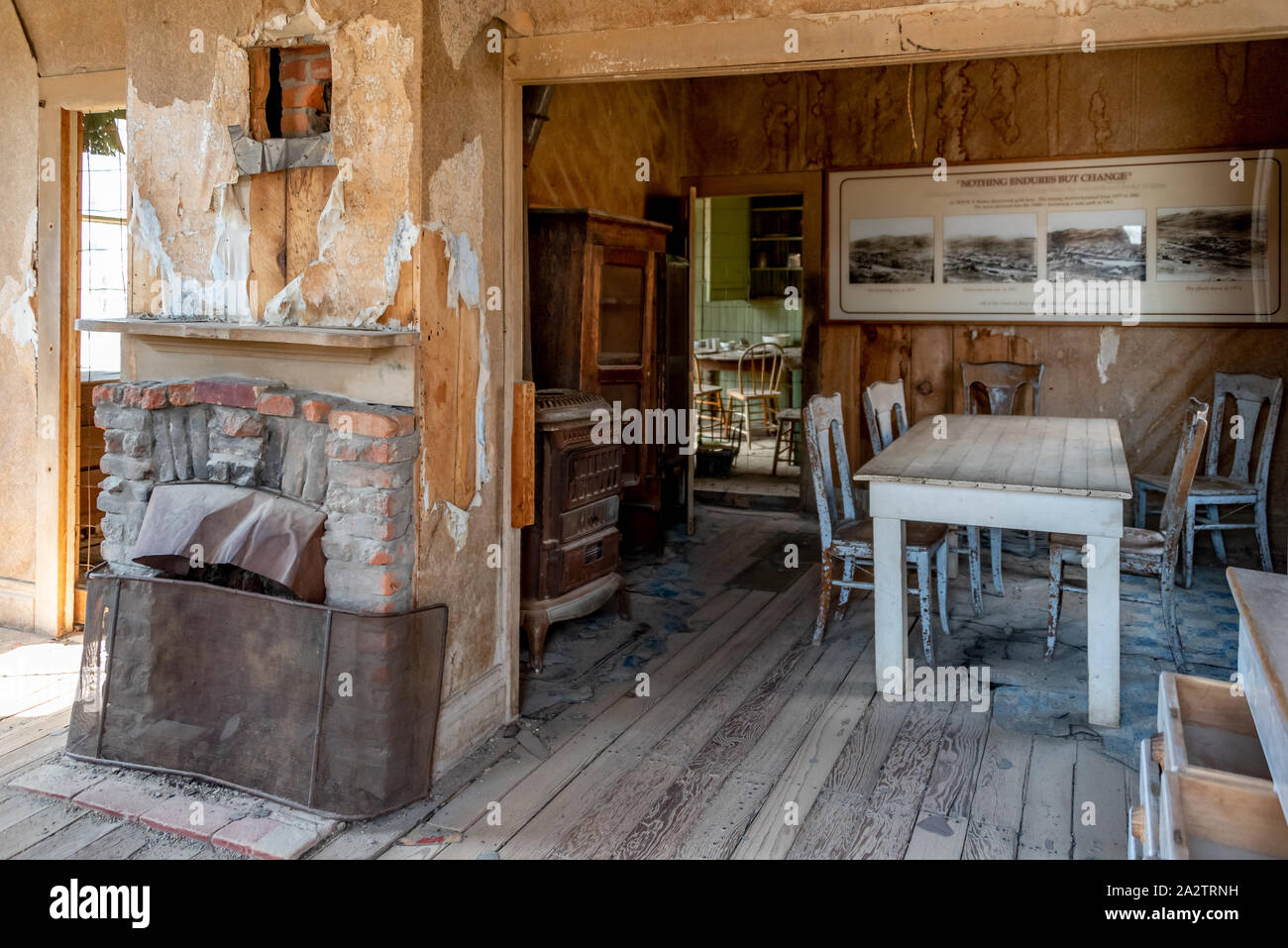 Tom MIller house, una ancora arredate home i visitatori possono vedere all'interno presso Bodie State Historic Park e la città fantasma. Foto Stock