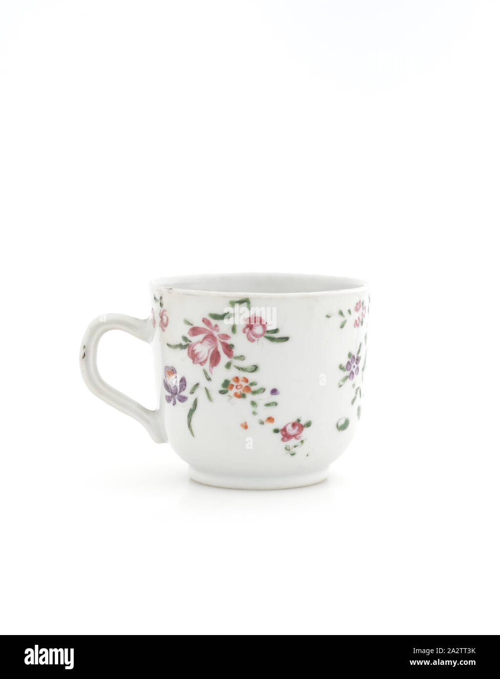 Tazza da tè con maniglia, XVIII secolo, multicolore overglaze smalto su porcellana, 2-11/16 x 2-5/8 (diam.)., Arte Asiatica Foto Stock