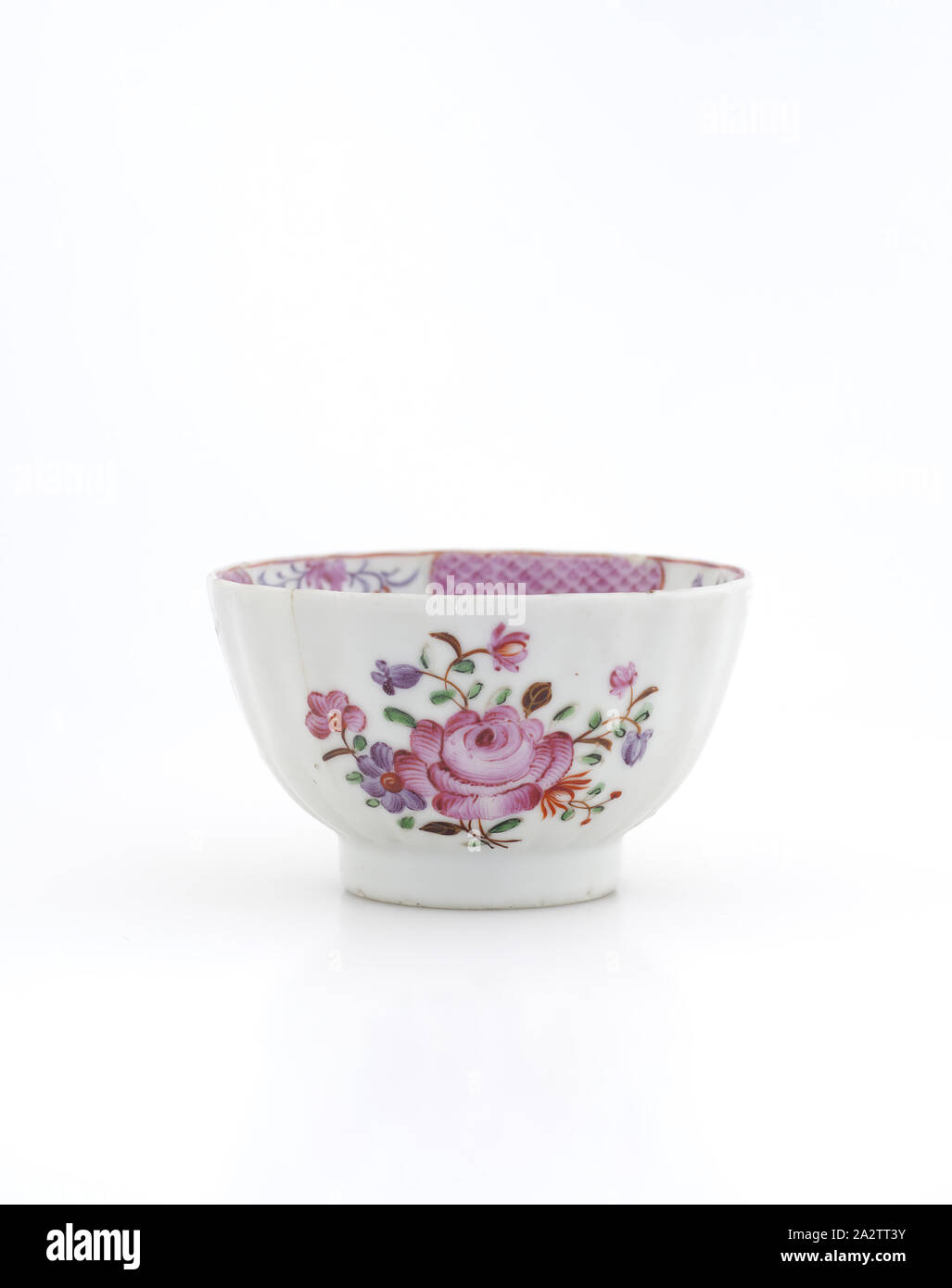 Tazza da tè, XVIII secolo, multicolore overglaze smalto su porcellana, 2-11/16 x 2-5/8 (diam.)., Arte Asiatica Foto Stock