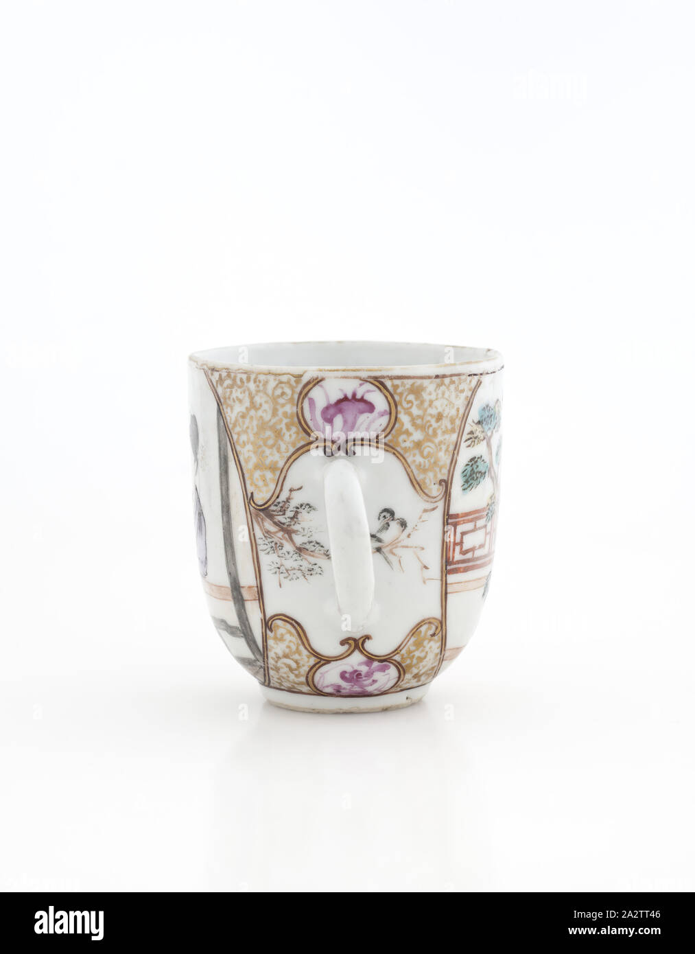 Tazza da tè con maniglia, XVIII secolo, smalto su porcellana, 2-9/16 x 2-3/8 (diam.)., Arte Asiatica Foto Stock