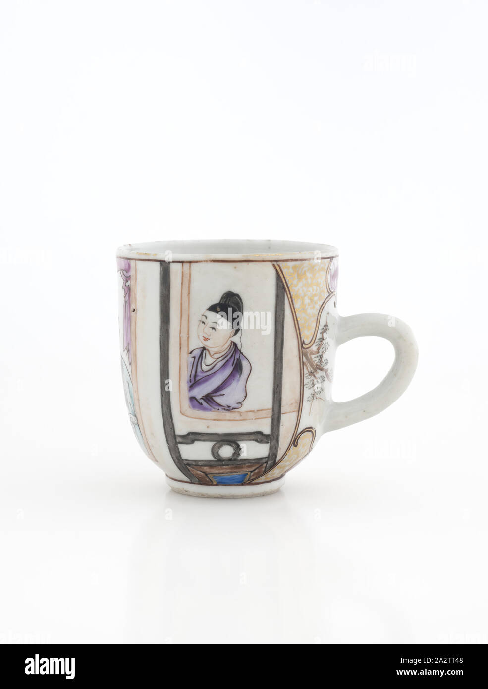 Tazza da tè con maniglia, XVIII secolo, smalto su porcellana, 2-9/16 x 2-3/8 (diam.)., Arte Asiatica Foto Stock