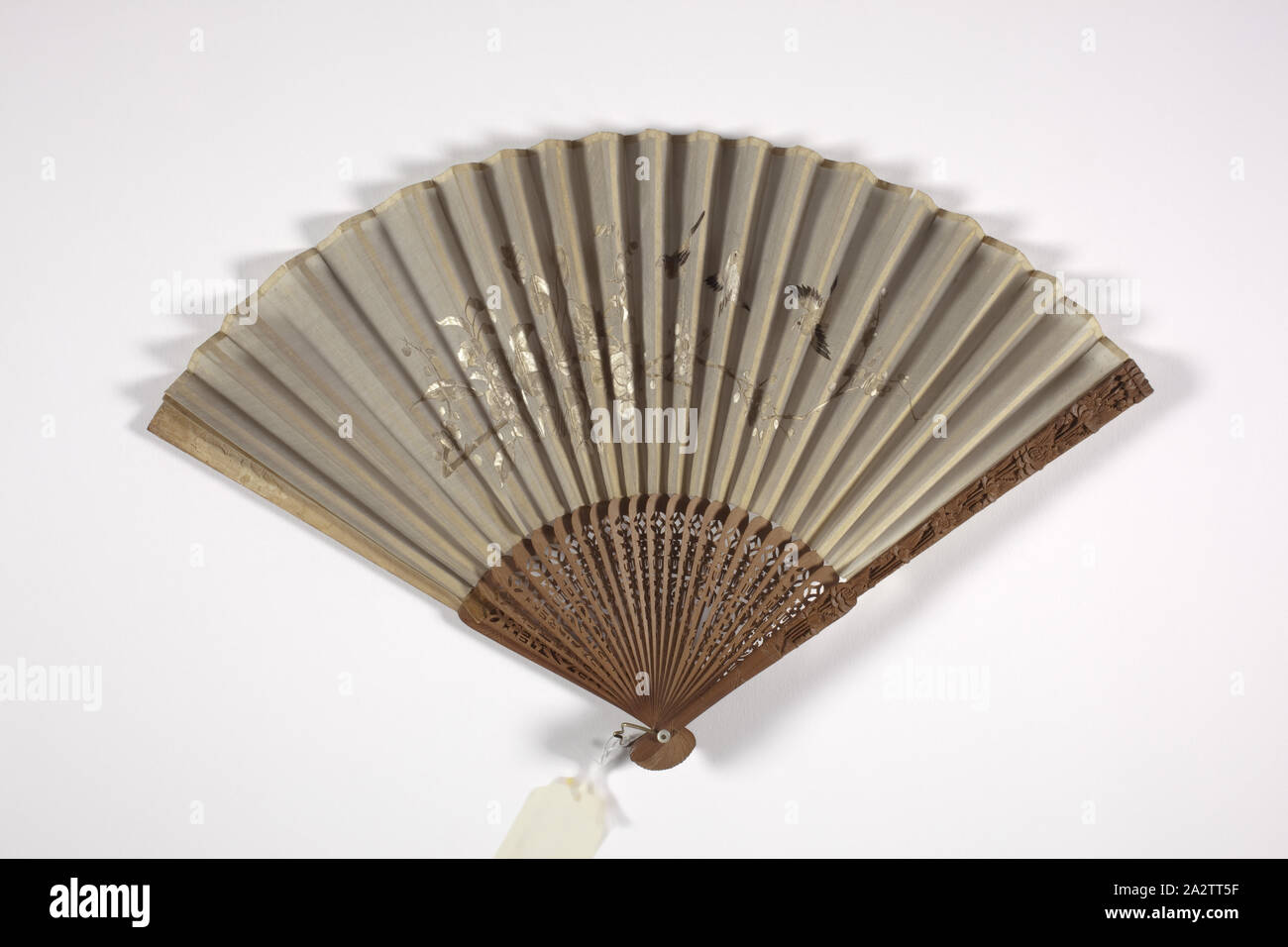 Ventilatore, 1800s, sandlewood, seta ricamate, 11-1/2 in., Arti Decorative Foto Stock