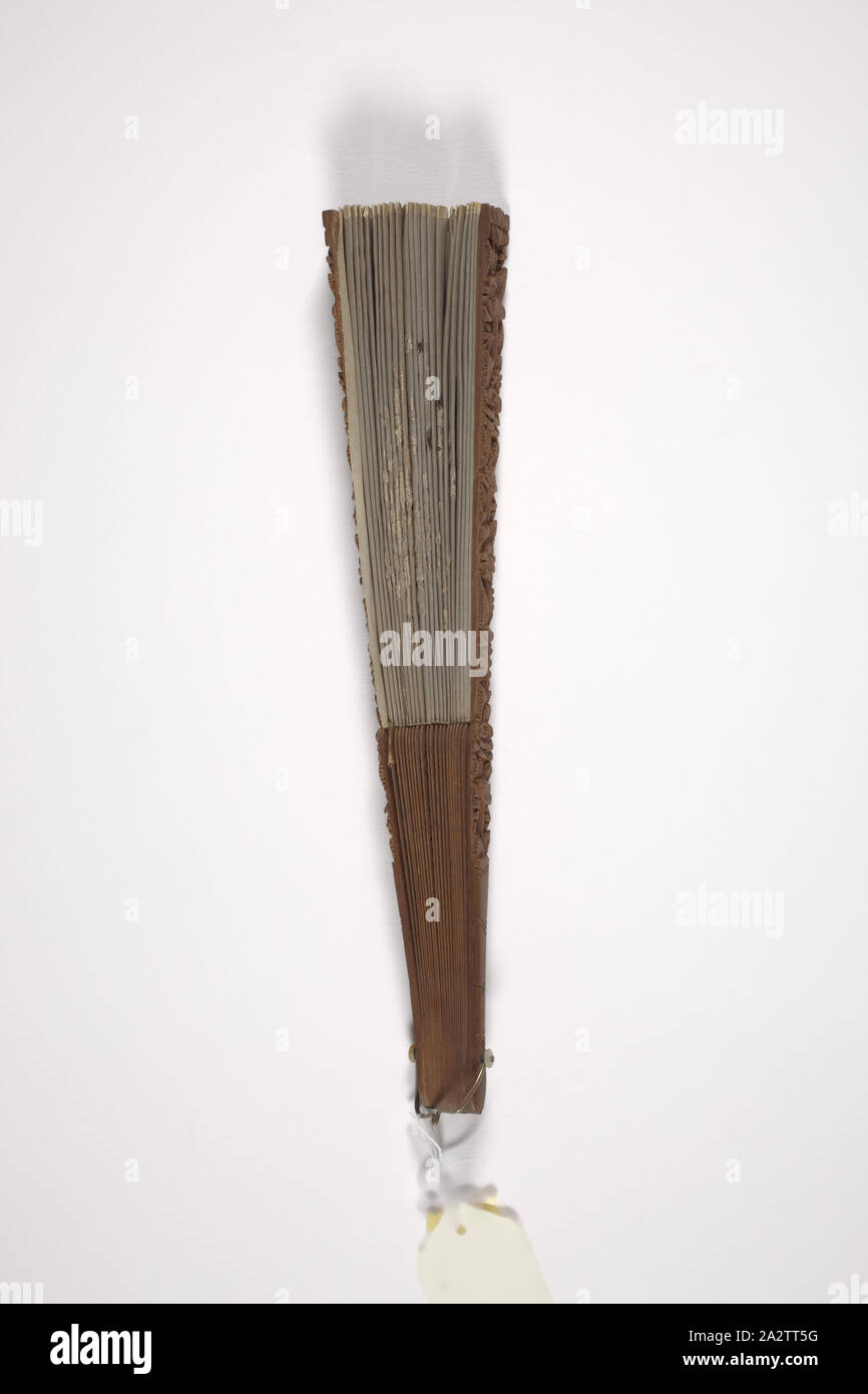 Ventilatore, 1800s, sandlewood, seta ricamate, 11-1/2 in., Arti Decorative Foto Stock