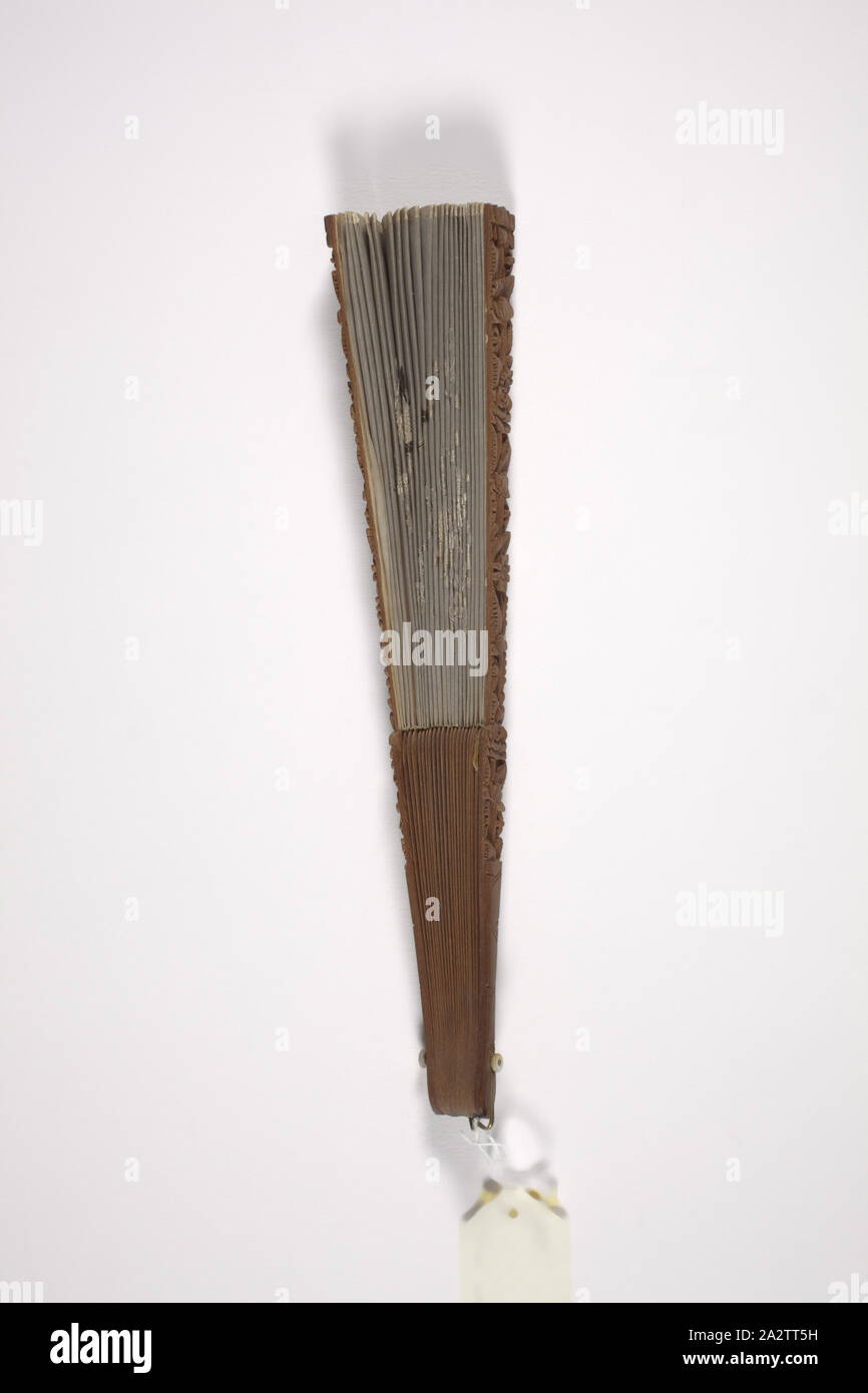 Ventilatore, 1800s, sandlewood, seta ricamate, 11-1/2 in., Arti Decorative Foto Stock