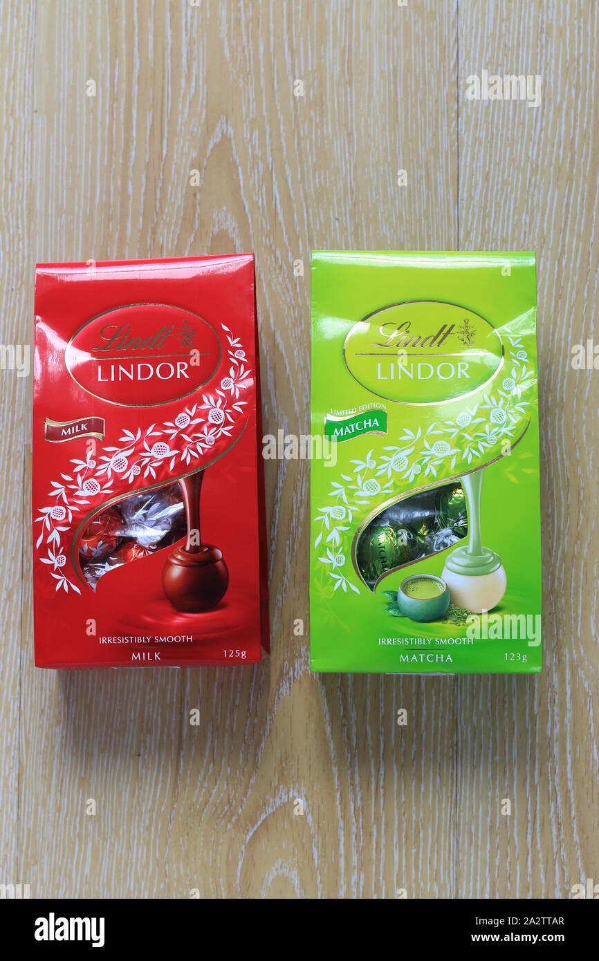 Close up Lindt Lindor latte caseario e Matcha sapore cioccolatini Foto Stock