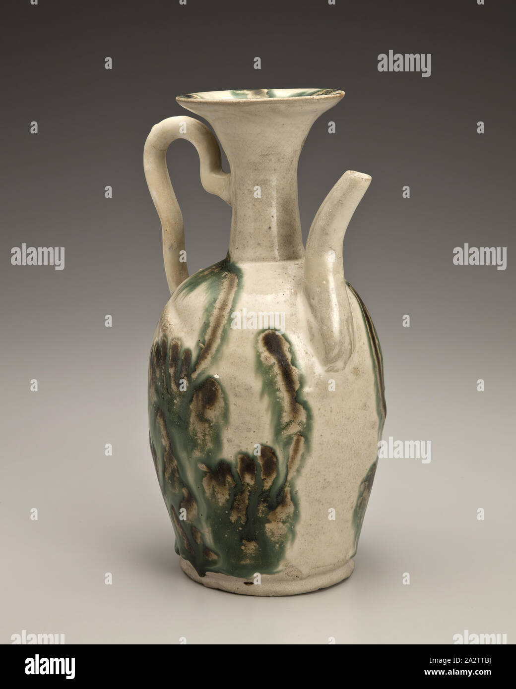 Ewer con disegno astratto, cinque dinastie, cinque dinastie, 907-960, smalto bianco (Changsha ware), H: 9-1/4 in., Arte Asiatica Foto Stock