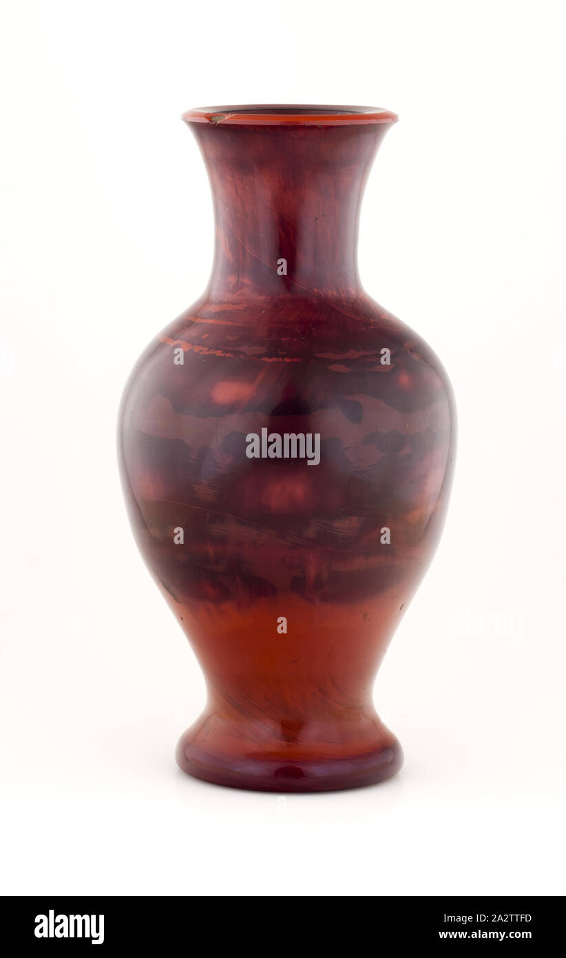 Vaso in vetro rosso, H: 8 in., Arte Asiatica Foto Stock
