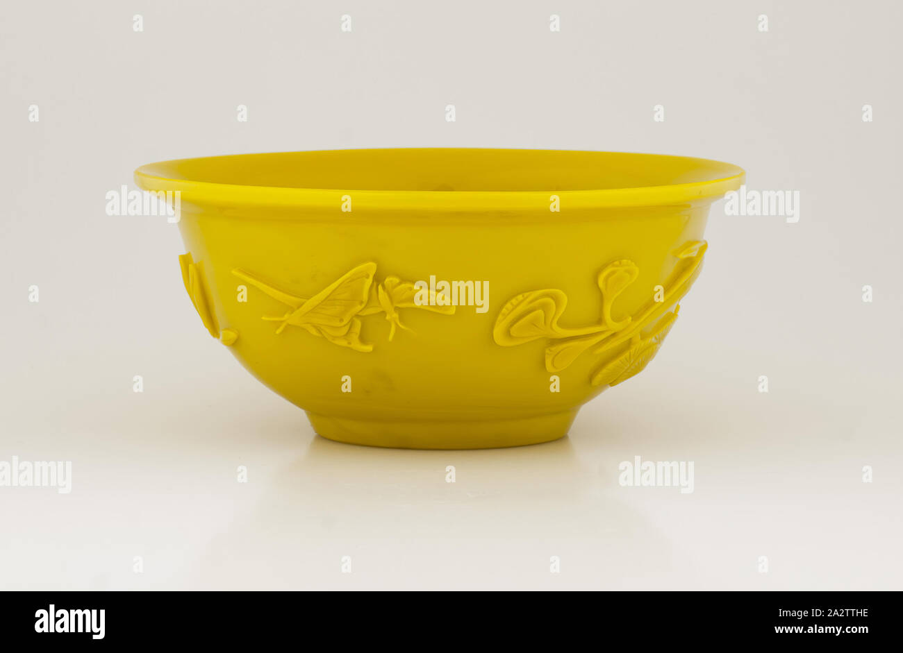 Ciotola, Pechino Vetro Giallo, 2-11/16 x 6 (diam.)., Arte Asiatica Foto Stock