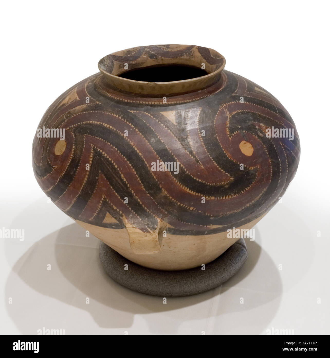 Vaso di storage con spirale wave design, del neolitico neolitico, circa 2600-2300 A.C.E., brunito di terracotta e vernice, 11-1/2 x 15-3/4 x 14-1/2 in., Arte Asiatica Foto Stock