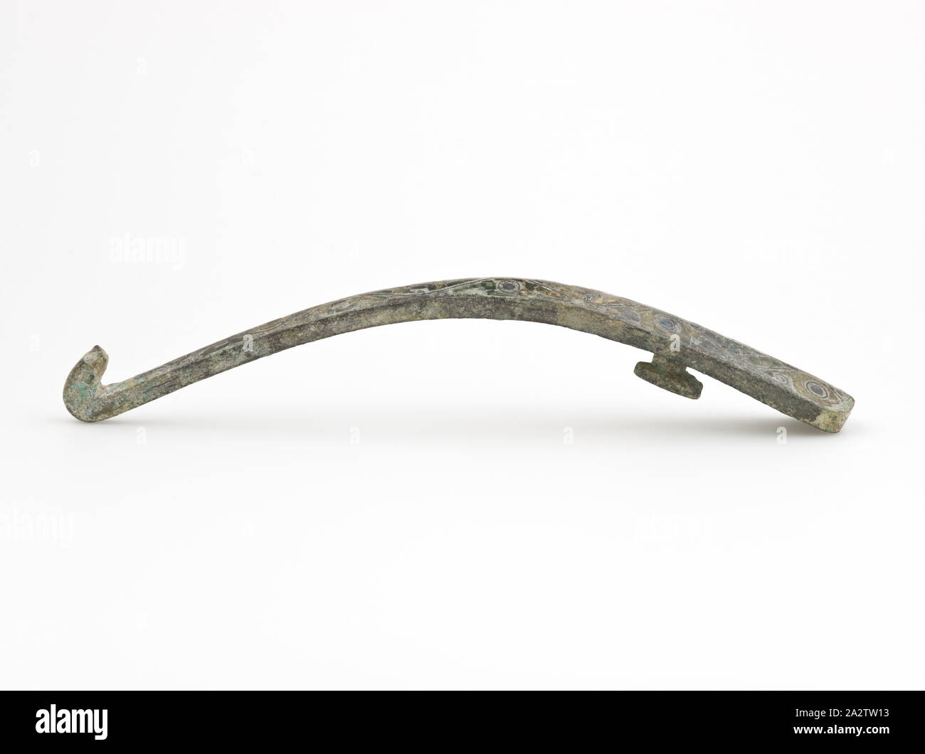 Gancio di indumento, 480-222 B.C.E., Brone intarsiato, 7-1/8 L, Arte Asiatica Foto Stock