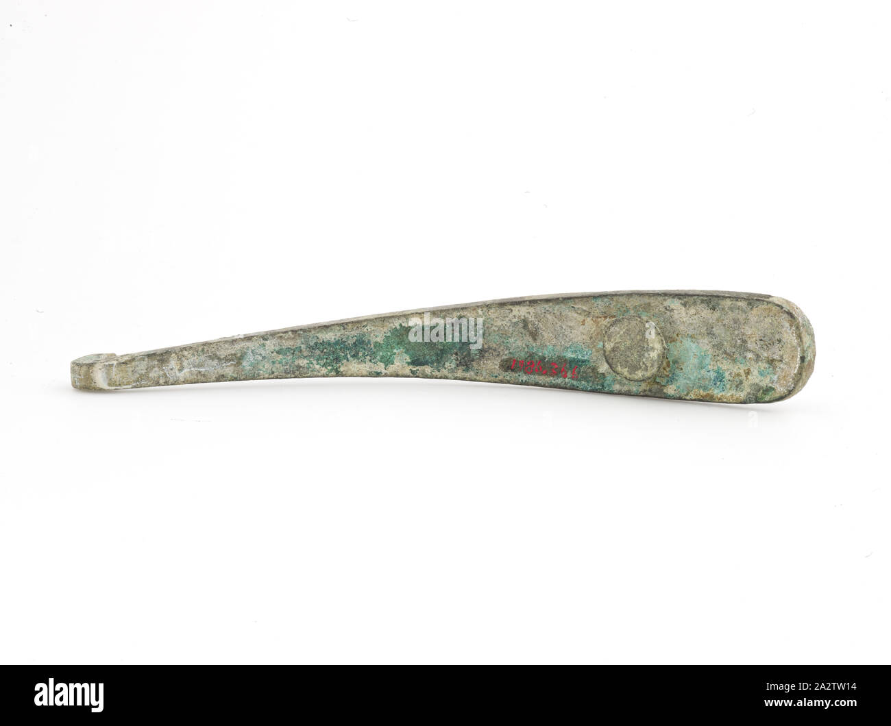 Gancio di indumento, 480-222 B.C.E., Brone intarsiato, 7-1/8 L, Arte Asiatica Foto Stock