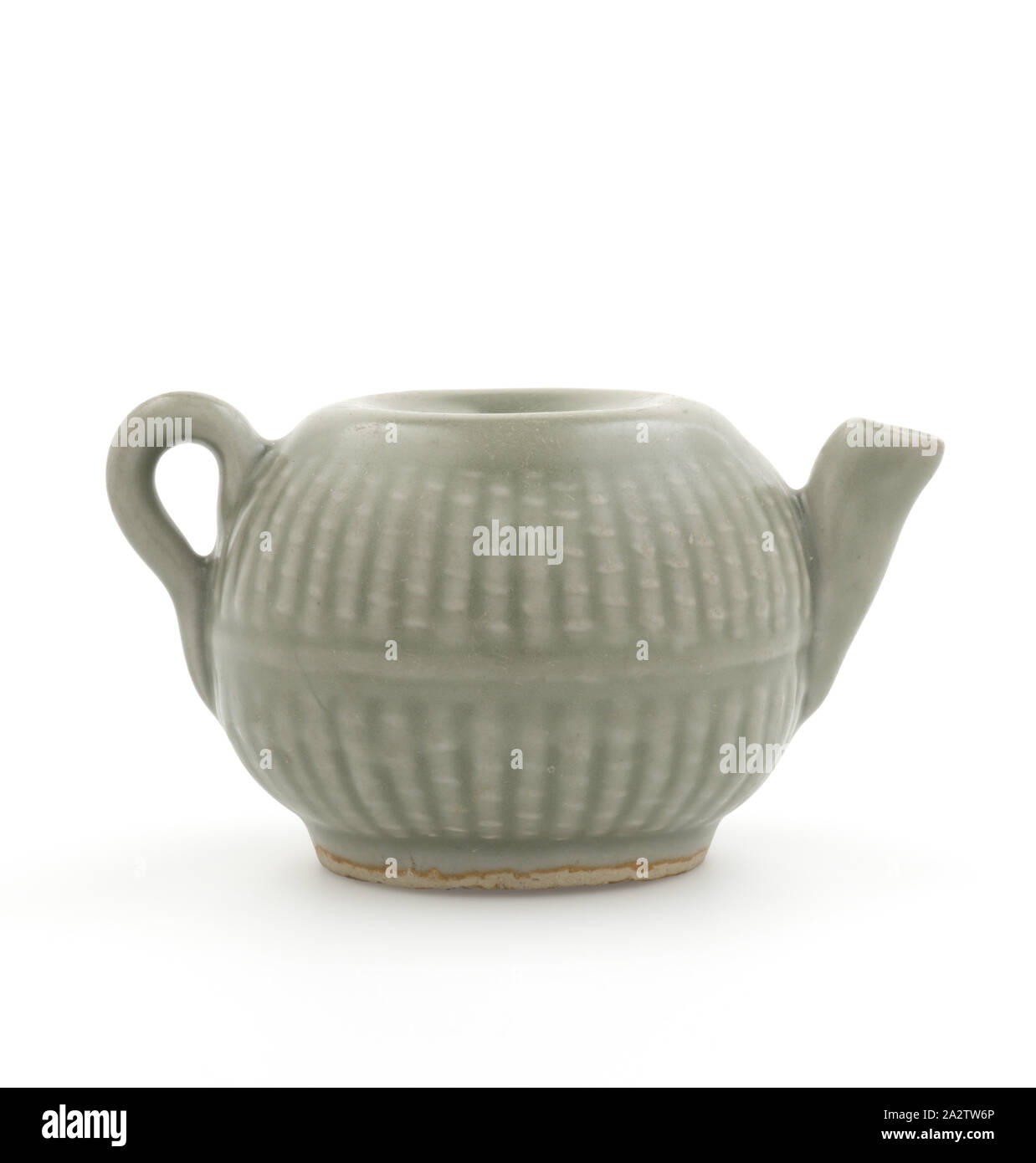 Waterpot, sconosciuto, Southern Song Dynasty, metà del XIII secolo, smalto celadon, 2-9/16 in., Arte Asiatica Foto Stock