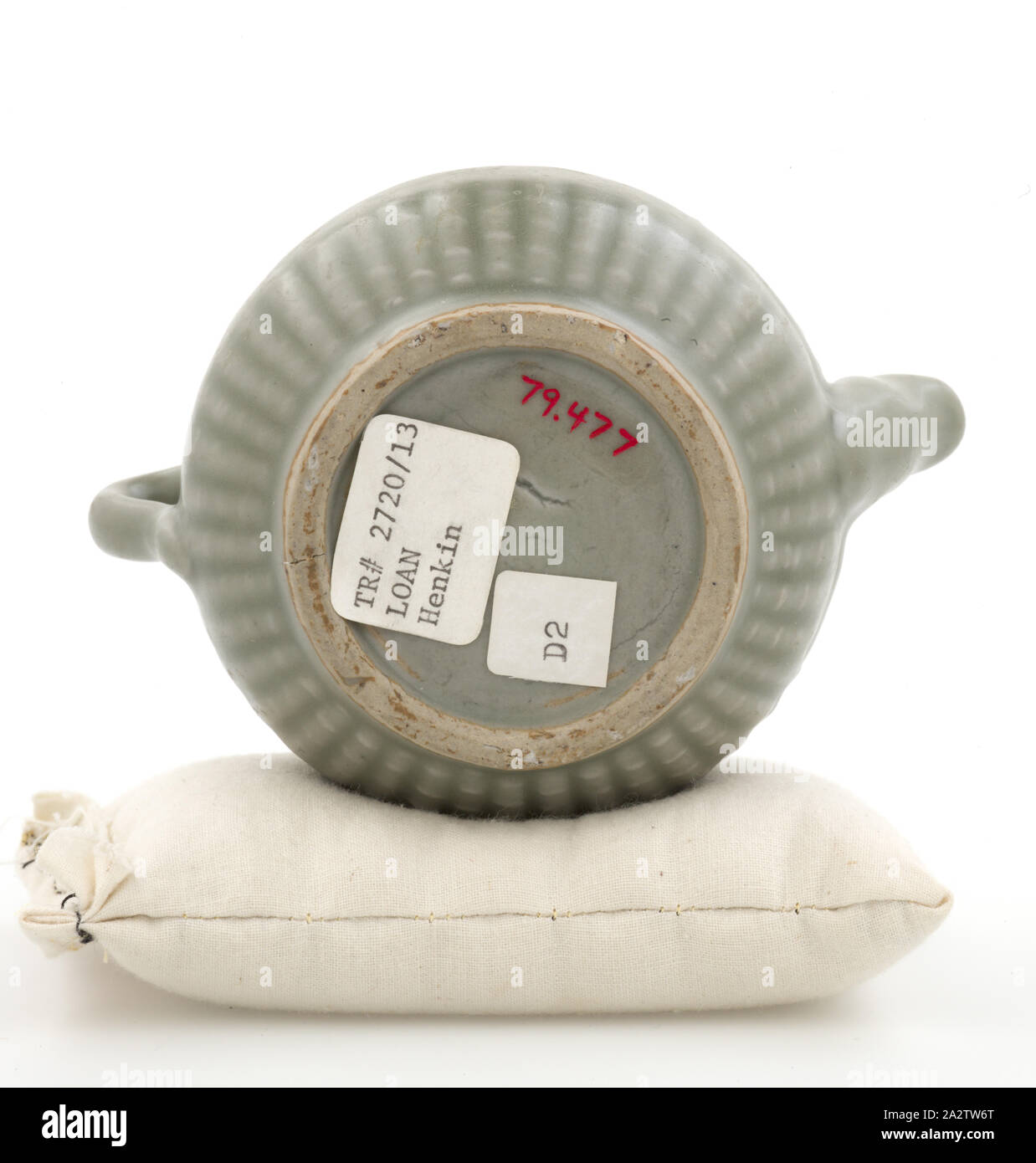 Waterpot, sconosciuto, Southern Song Dynasty, metà del XIII secolo, smalto celadon, 2-9/16 in., Arte Asiatica Foto Stock