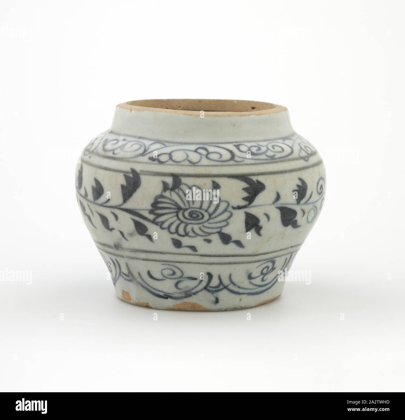 Jar, Yüan, Yüan, 1300-1499, porcellana, 2-1/8 in., Arte Asiatica Foto Stock