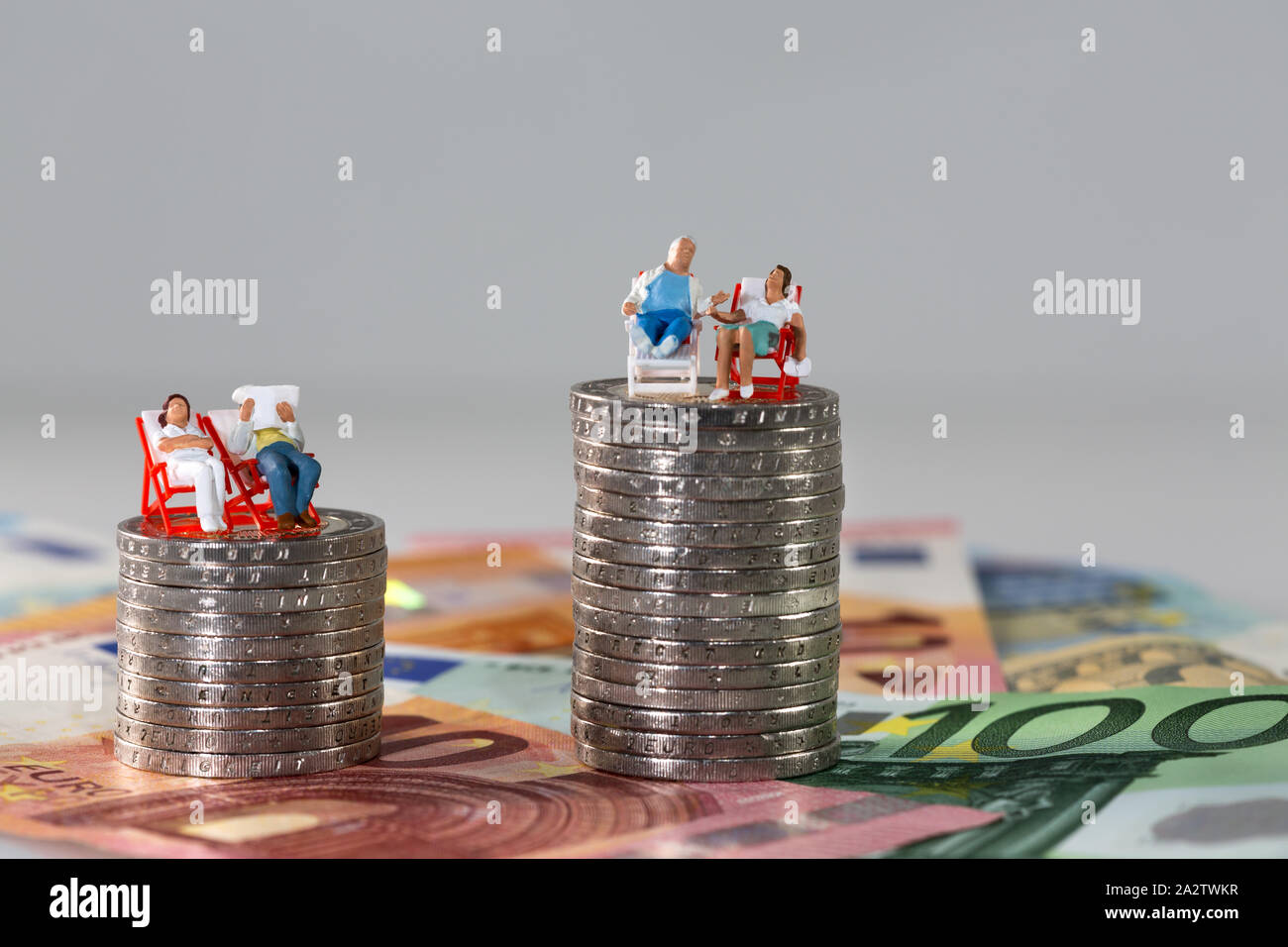 Miniatura figure che rappresentano coppie con disparità di ricchezza Foto Stock