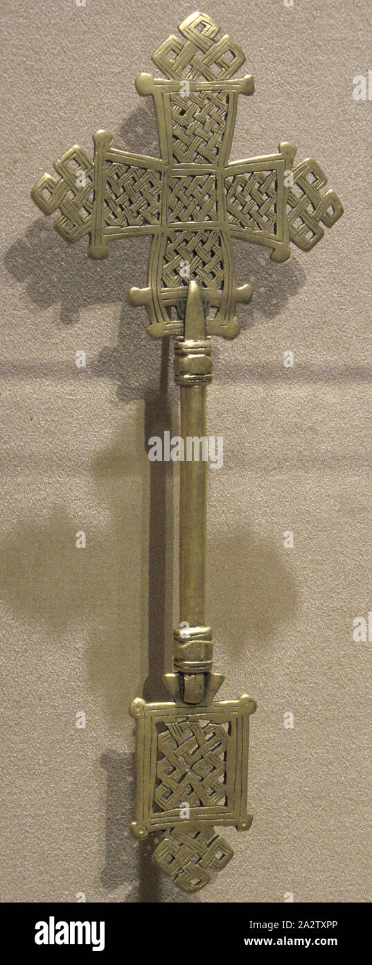 Hand-held processionale croce cristiana, persone non identificate, 1870-1930, ottone, 10 x 3-3/4 x 3/8 in., Etiopico, Arte Africana Foto Stock