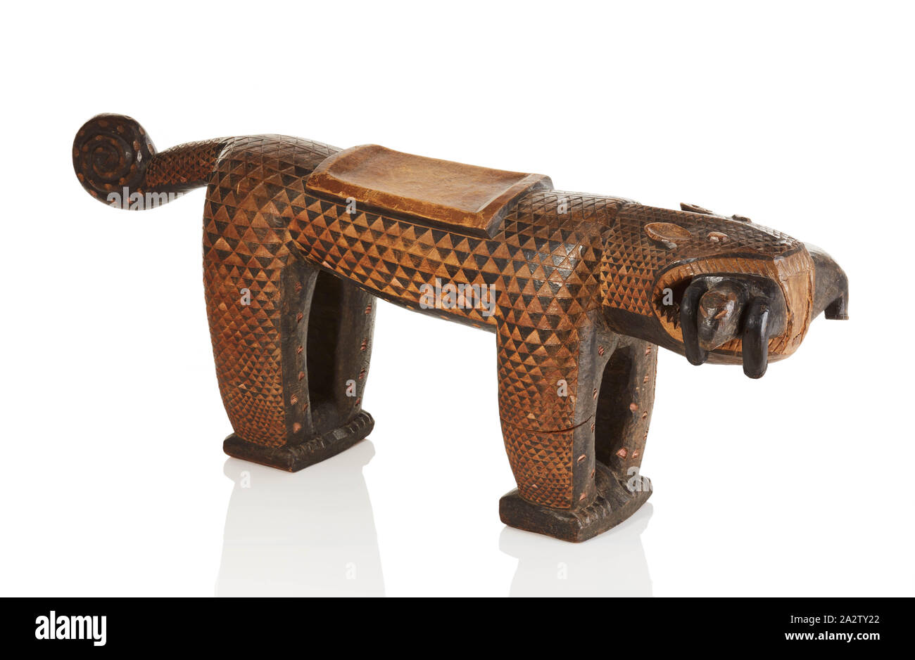 Sgabello in forma di leopard, Baule persone, xx secolo, legno, pigmento, 18-1/2 x 14-3/4 x 12 in., Arte Africana Foto Stock