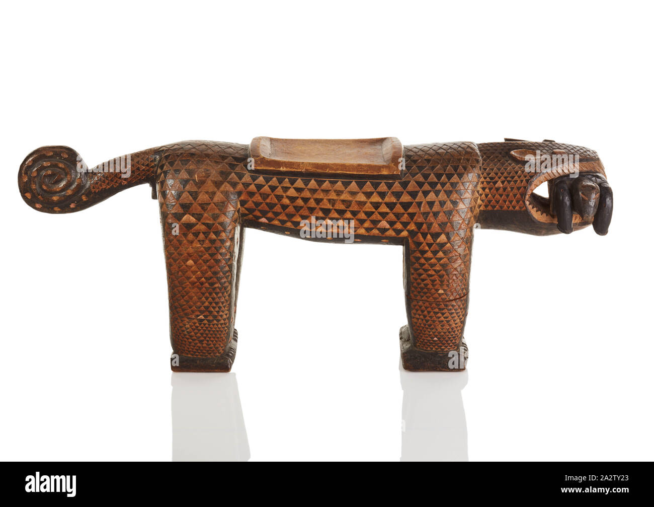 Sgabello in forma di leopard, Baule persone, xx secolo, legno, pigmento, 18-1/2 x 14-3/4 x 12 in., Arte Africana Foto Stock