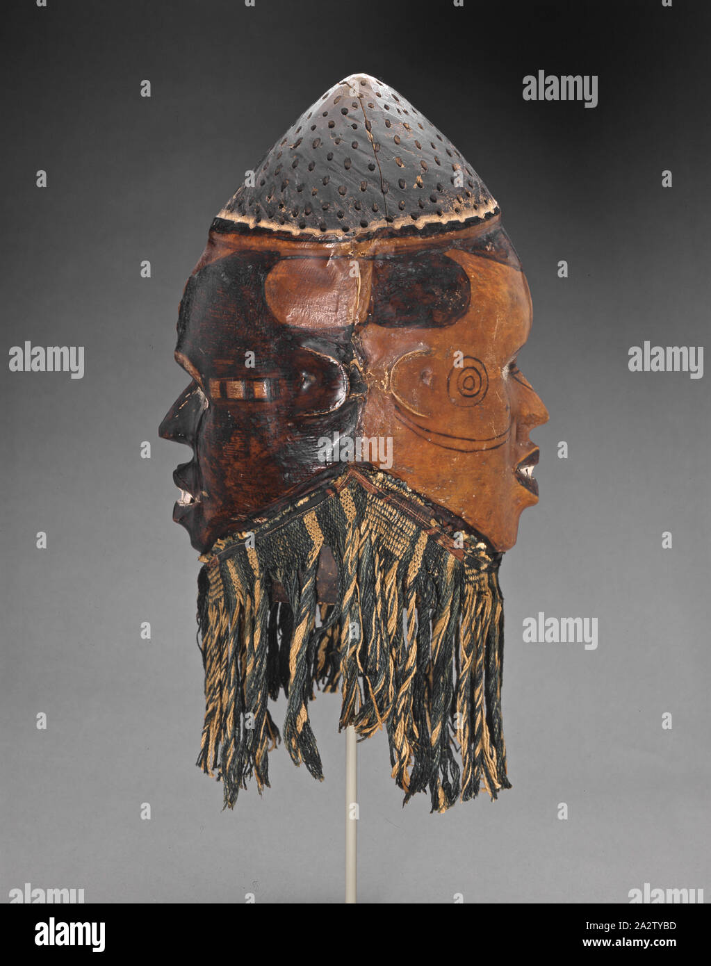 Affrontato casco maschera, Ejagham persone, xx secolo, legno, pelle, pigmento, ferro, panno fibra, H: 17-3/8 in. (Escluso il panno), l'arte africana Foto Stock