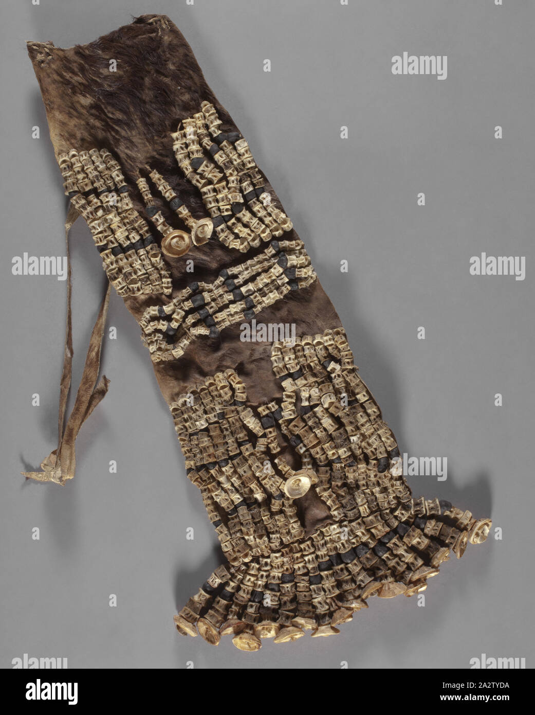 Cache-sexe (lombo panno), Turkana persone, inizio a metà del XX secolo, pelle di capra, vertebre di pesce, shell, perle nere, 23 x 7-1/4 in., tessile e della moda arte Foto Stock Cache-sexe (lombo panno), Turkana persone, inizio a metà del XX secolo, pelle di capra, vertebre di pesce, shell, perle nere, 23 x 7-1/4 in., tessile e della moda arte Foto Stock