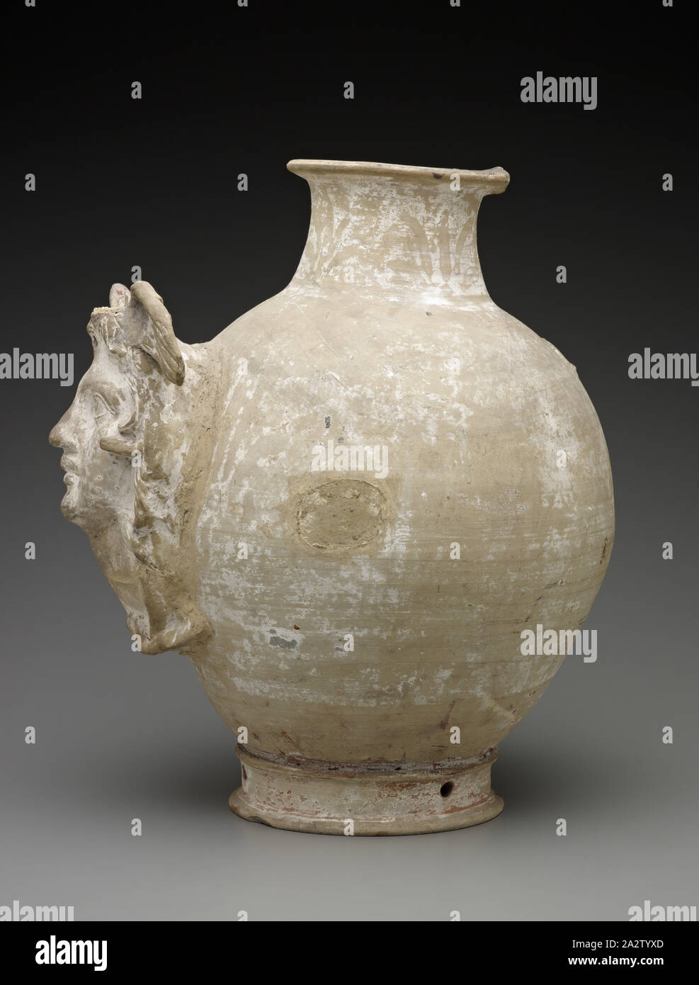 Canosan White-Ground Anfora con Protomes: Medusa e Centauri, greco-romana greco-romana,, 3rd-2nd secoli A.C.E., terracotta, 17-3/4 x 6-1/4 (diam.)., antica arte del Mediterraneo Foto Stock