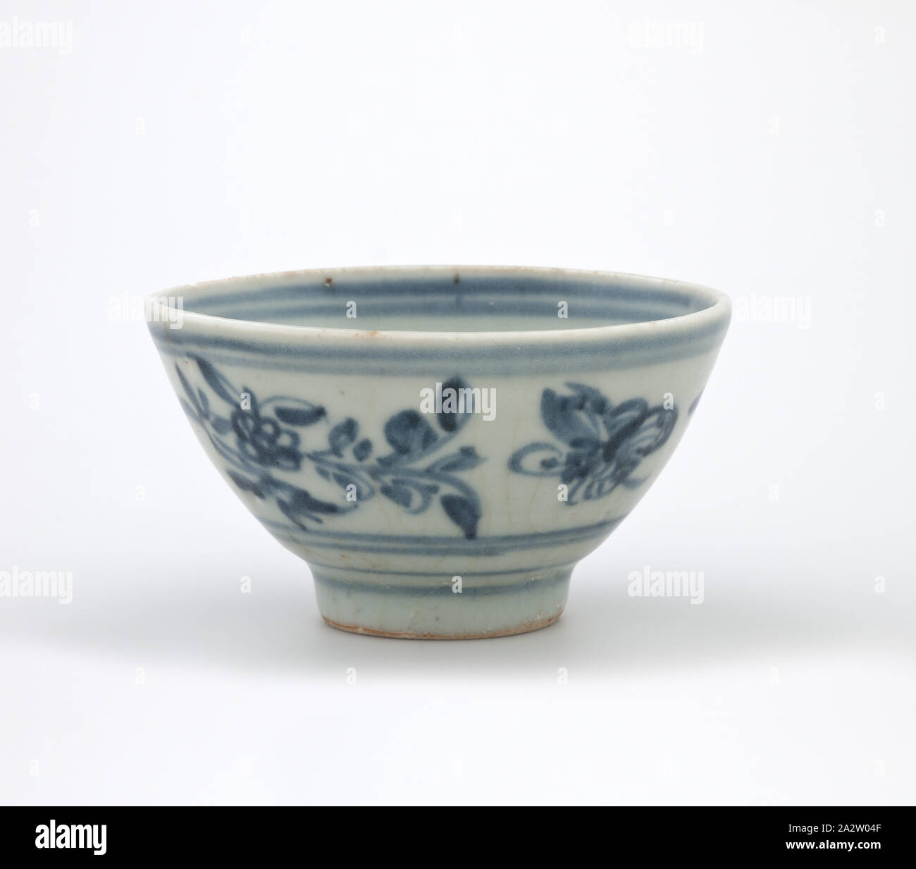 Ciotola, dinastia Ming, dinastia Ming, 1500-1599, porcellana con underglaze blu, 2-1/8 x 3-13/16 (diam.)., Arte Asiatica Foto Stock