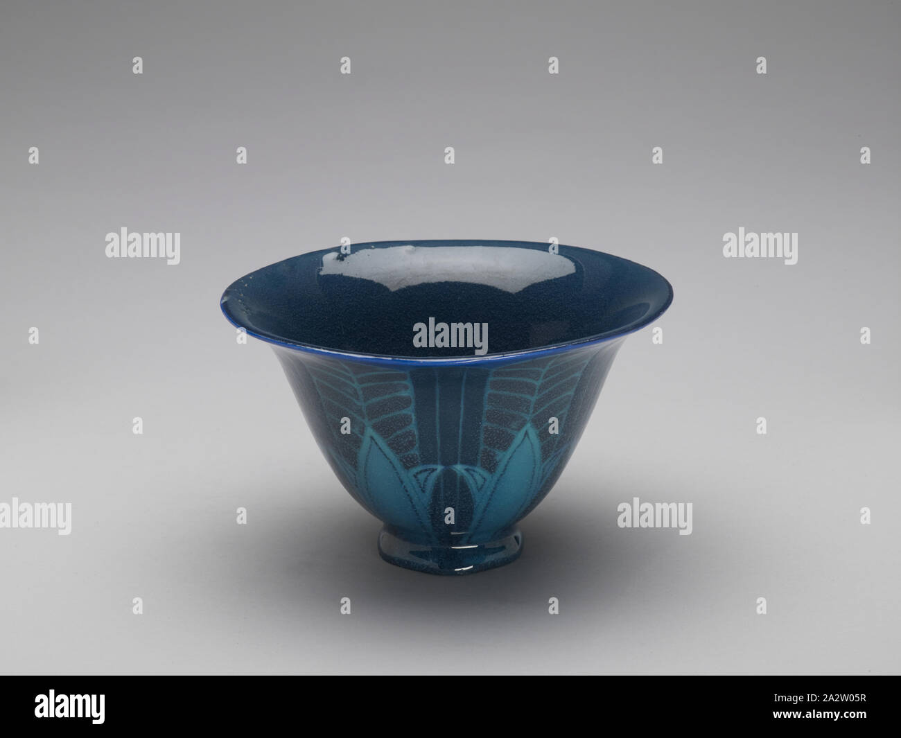 Ciotola, Rookwood Pottery, fabbricante (americana), Arthur Conant, Decorator (1889-1966), 1916, terraglia, morbido smalto in porcellana, 4 x 6-5/8 x 6-5/8 in., impressionato, parte inferiore: RP [congiungersi lettere circondato sulla parte superiore e i lati da 14 brevi tratteggiati o fiamme], XVI, • 226CE, [lateralmente] P firmato con monogramma, parte inferiore, il bordo interno della base: C [all'interno di un rettangolo], Arti Decorative Foto Stock