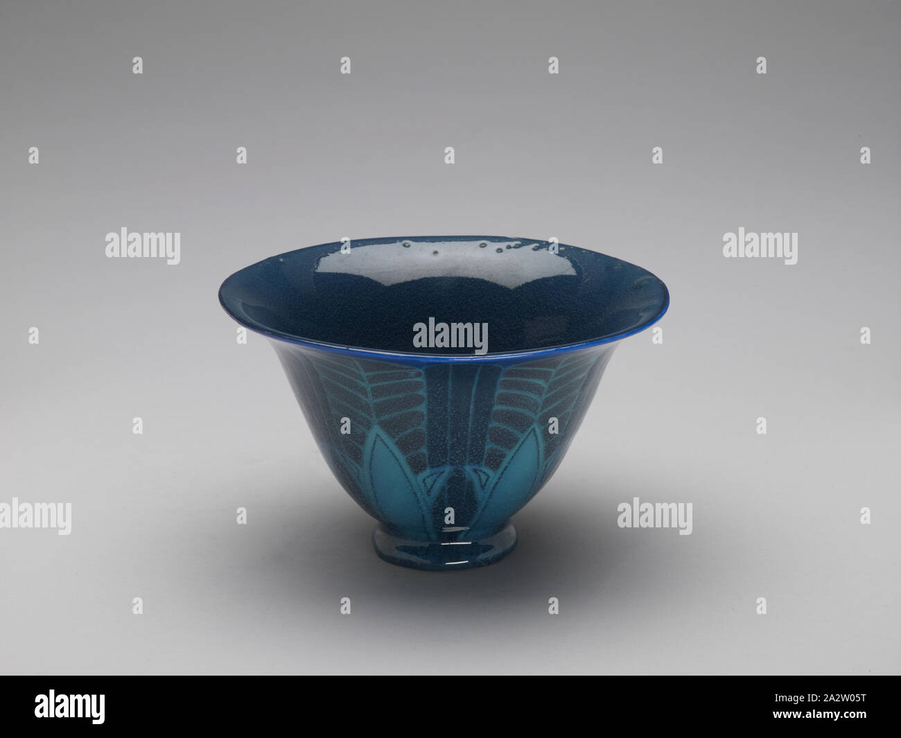 Ciotola, Rookwood Pottery, fabbricante (americana), Arthur Conant, Decorator (1889-1966), 1916, terraglia, morbido smalto in porcellana, 4 x 6-5/8 x 6-5/8 in., impressionato, parte inferiore: RP [congiungersi lettere circondato sulla parte superiore e i lati da 14 brevi tratteggiati o fiamme], XVI, • 226CE, [lateralmente] P firmato con monogramma, parte inferiore, il bordo interno della base: C [all'interno di un rettangolo], Arti Decorative Foto Stock