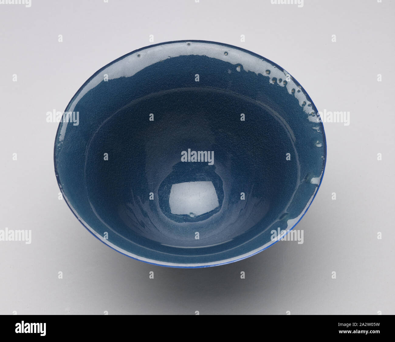 Ciotola, Rookwood Pottery, fabbricante (americana), Arthur Conant, Decorator (1889-1966), 1916, terraglia, morbido smalto in porcellana, 4 x 6-5/8 x 6-5/8 in., impressionato, parte inferiore: RP [congiungersi lettere circondato sulla parte superiore e i lati da 14 brevi tratteggiati o fiamme], XVI, • 226CE, [lateralmente] P firmato con monogramma, parte inferiore, il bordo interno della base: C [all'interno di un rettangolo], Arti Decorative Foto Stock