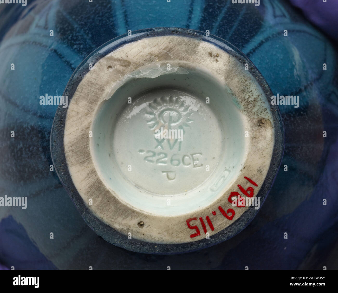 Ciotola, Rookwood Pottery, fabbricante (americana), Arthur Conant, Decorator (1889-1966), 1916, terraglia, morbido smalto in porcellana, 4 x 6-5/8 x 6-5/8 in., impressionato, parte inferiore: RP [congiungersi lettere circondato sulla parte superiore e i lati da 14 brevi tratteggiati o fiamme], XVI, • 226CE, [lateralmente] P firmato con monogramma, parte inferiore, il bordo interno della base: C [all'interno di un rettangolo], Arti Decorative Foto Stock