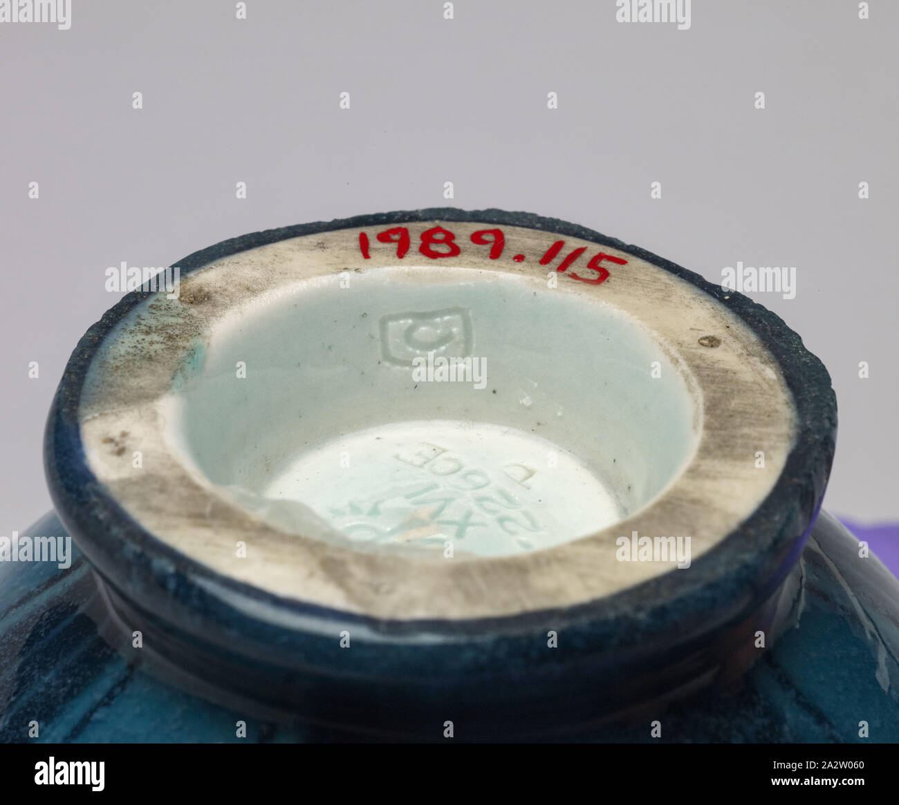 Ciotola, Rookwood Pottery, fabbricante (americana), Arthur Conant, Decorator (1889-1966), 1916, terraglia, morbido smalto in porcellana, 4 x 6-5/8 x 6-5/8 in., impressionato, parte inferiore: RP [congiungersi lettere circondato sulla parte superiore e i lati da 14 brevi tratteggiati o fiamme], XVI, • 226CE, [lateralmente] P firmato con monogramma, parte inferiore, il bordo interno della base: C [all'interno di un rettangolo], Arti Decorative Foto Stock