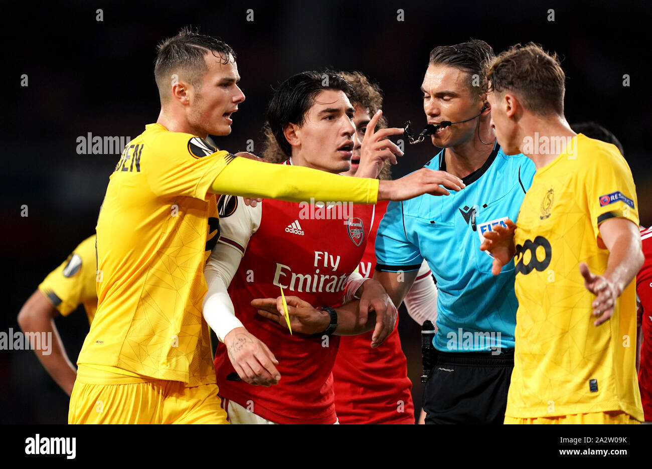 Dell'Arsenal Bellerin Hector (seconda a sinistra) e Standard Liege's Mergim Vojvoda (destra) uno scambio di parole durante la UEFA Europa League Gruppo F corrisponde all'Emirates Stadium di Londra. Foto Stock
