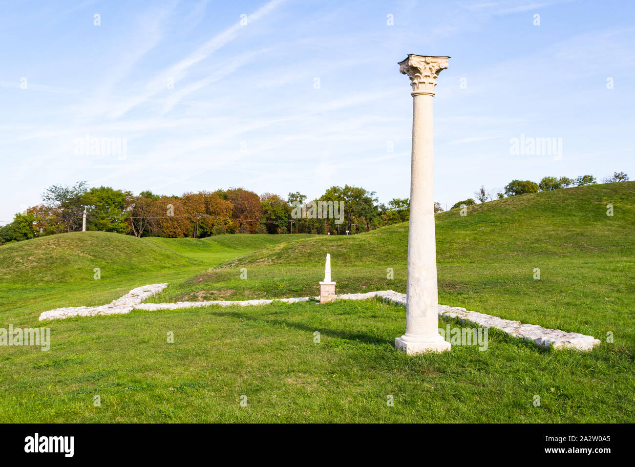 Rimane rovine di Nemesis santuario del tempio e romana antica colonne corinzie con anfiteatro dietro, 2a-4secolo, Becsi-domb, Sopron, Ungheria Foto Stock