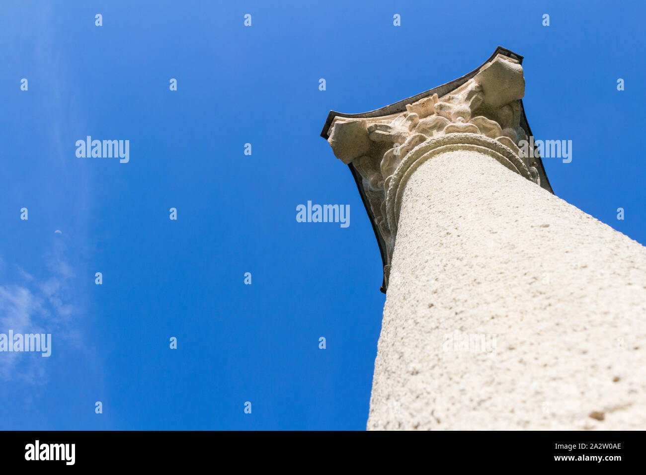 Antica 2a-4secolo romano colonna corinzio pilastro ricostruzione capitale contro il cielo blu, Becsi-domb, Sopron, Ungheria Foto Stock