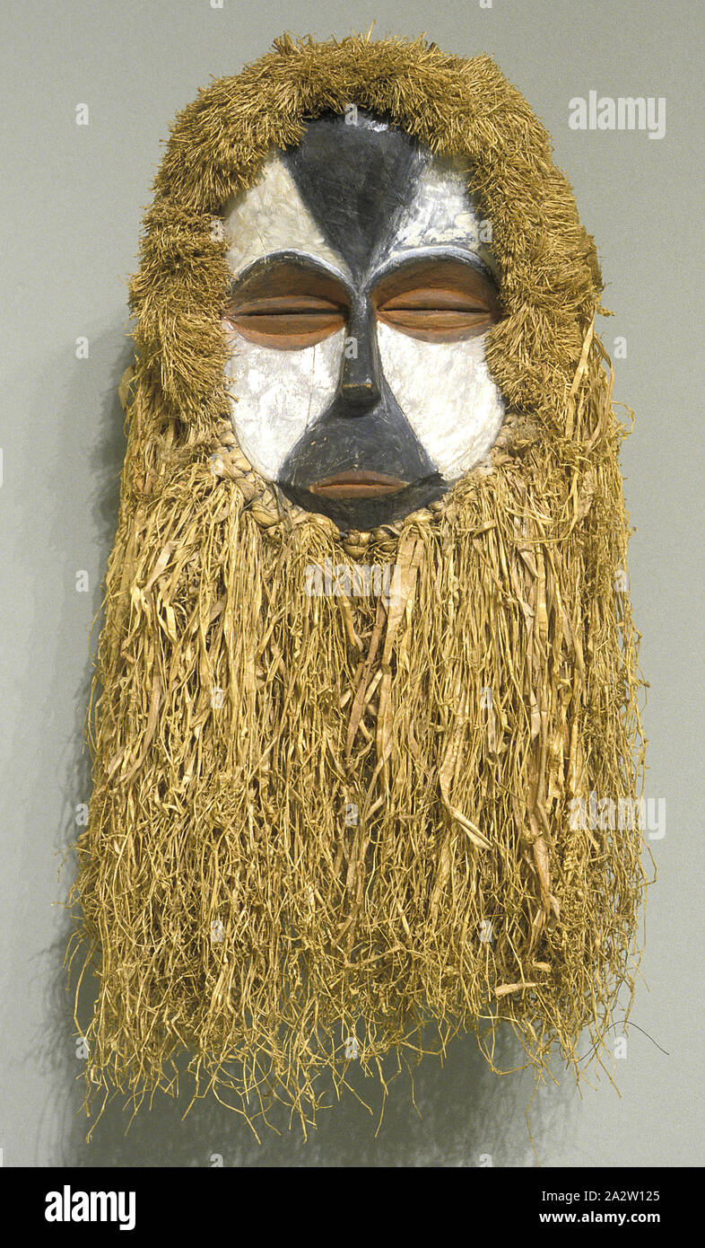 Maschera per il viso, Galoa persone, 1900-1940, legno, pigmento, fibra, tessuto, 26-1/2 x 11-1/4 x 8 in., Arte Africana Foto Stock