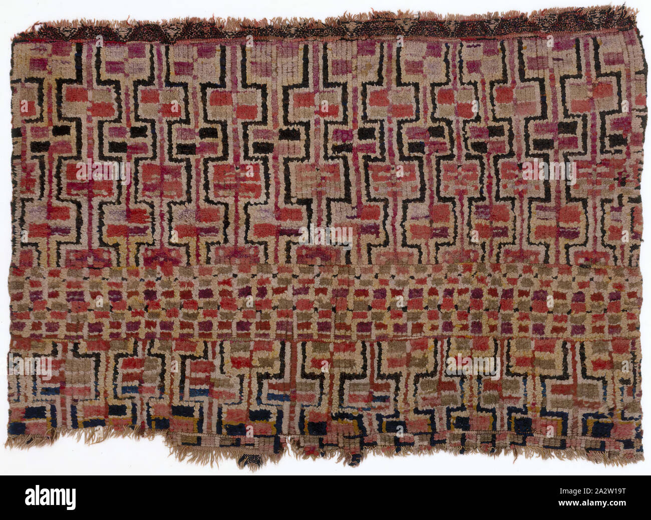 Frammento di un tappeto, popoli berberi, metà del XIX secolo, lana, 53 x 36 in., tessile e della moda arte Foto Stock