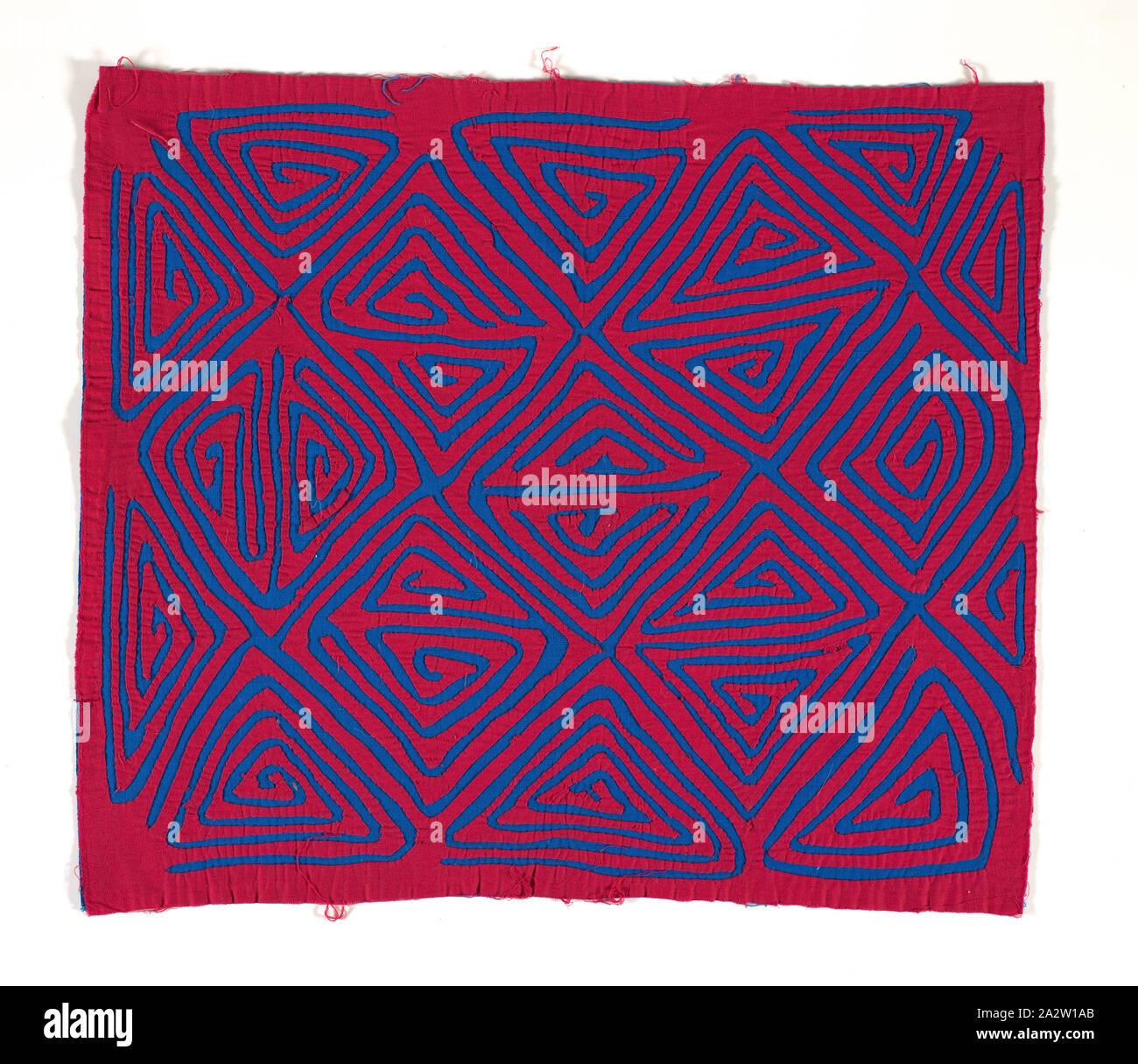 Shirt pannello (mola), Kuna persone, circa 1950, appliqued cotone, 17-1/8 x 19-11/16 in., tessile e della moda arte Foto Stock