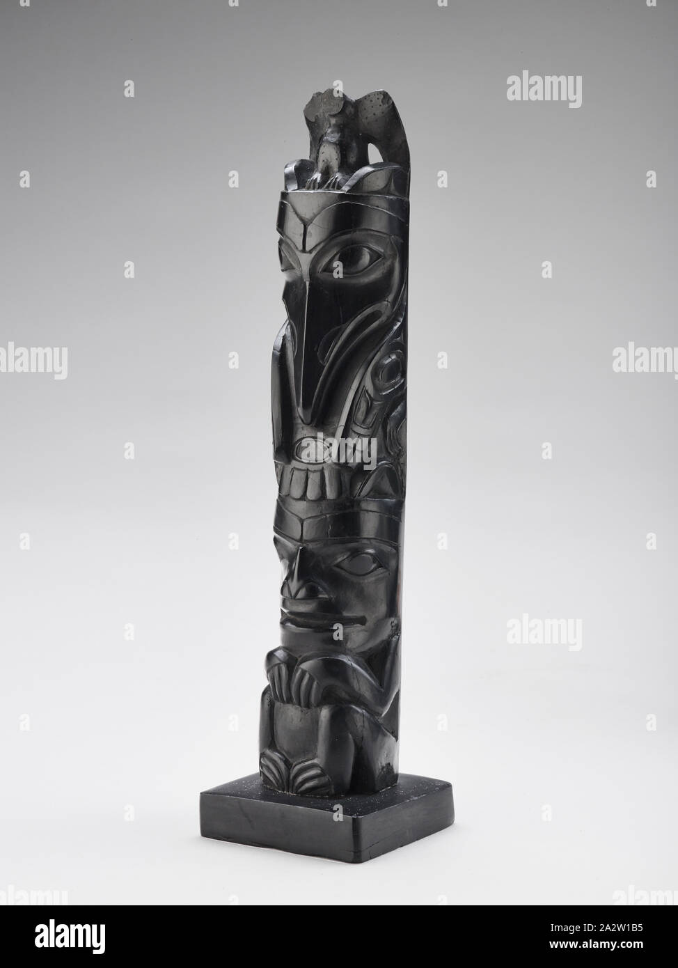 Il totem pole modello, Kaigani Haida popolo, 1850-1887, argillite, 11-1/4 x 3 x 2-7/8 in., Arts nativo delle Americhe Foto Stock