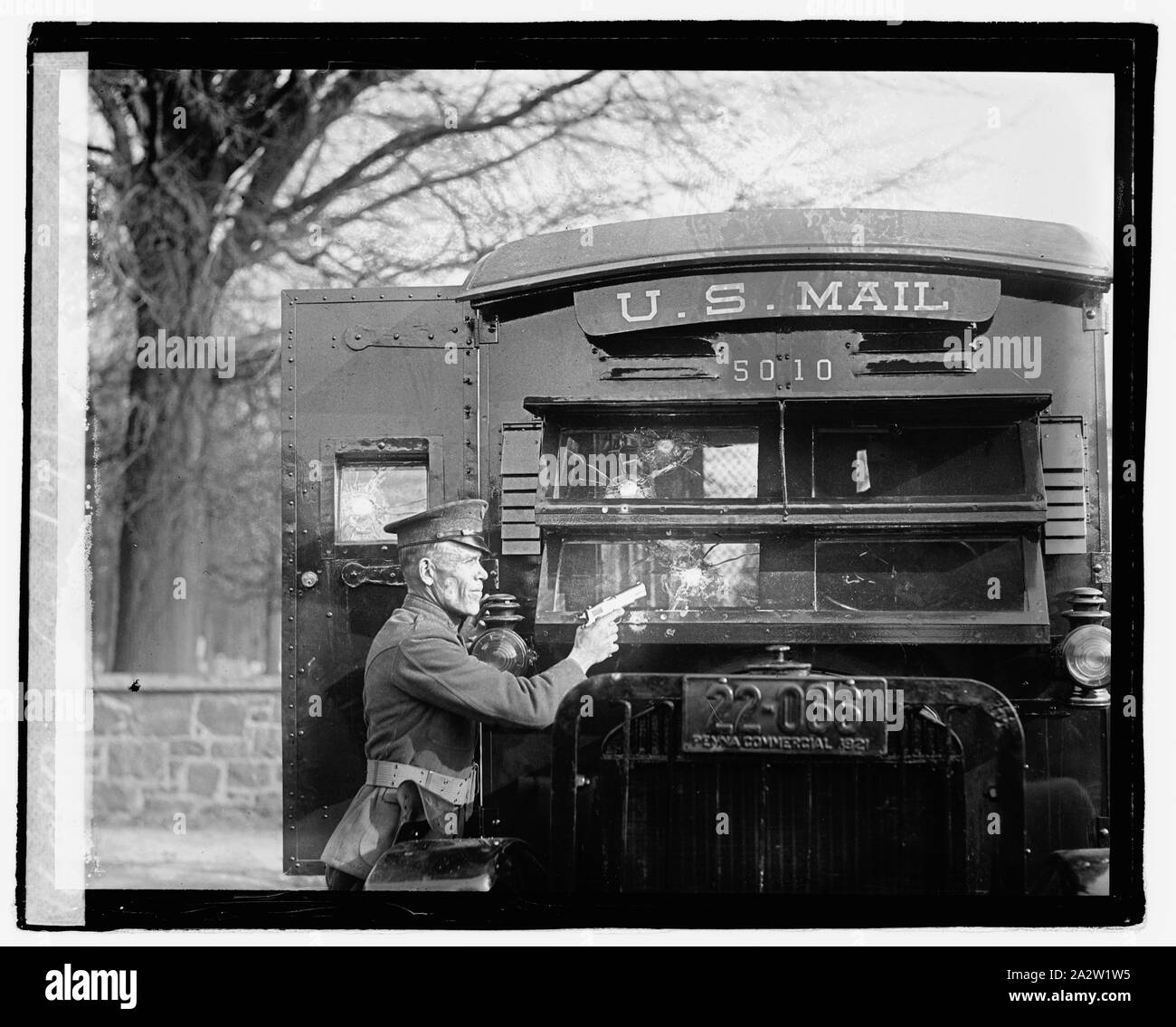 Regolamento Esercito 44 Colt e il suo effetto sul bullet proof vetro usato nel nuovo blindato camion postali che si è proposto di mettere in uso come un ulteriore tutela del prezioso mail, 12/1/21 Foto Stock