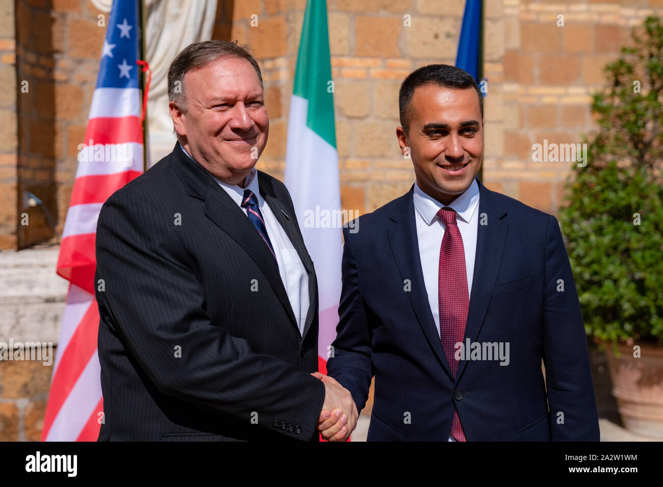 Stati Uniti Il segretario di Stato Mike Pompeo, sinistra stringe la mano con il Ministro degli Esteri italiano Luigi Di Maio a Villa Madama il 2 ottobre 2019 a Roma, Italia. Foto Stock