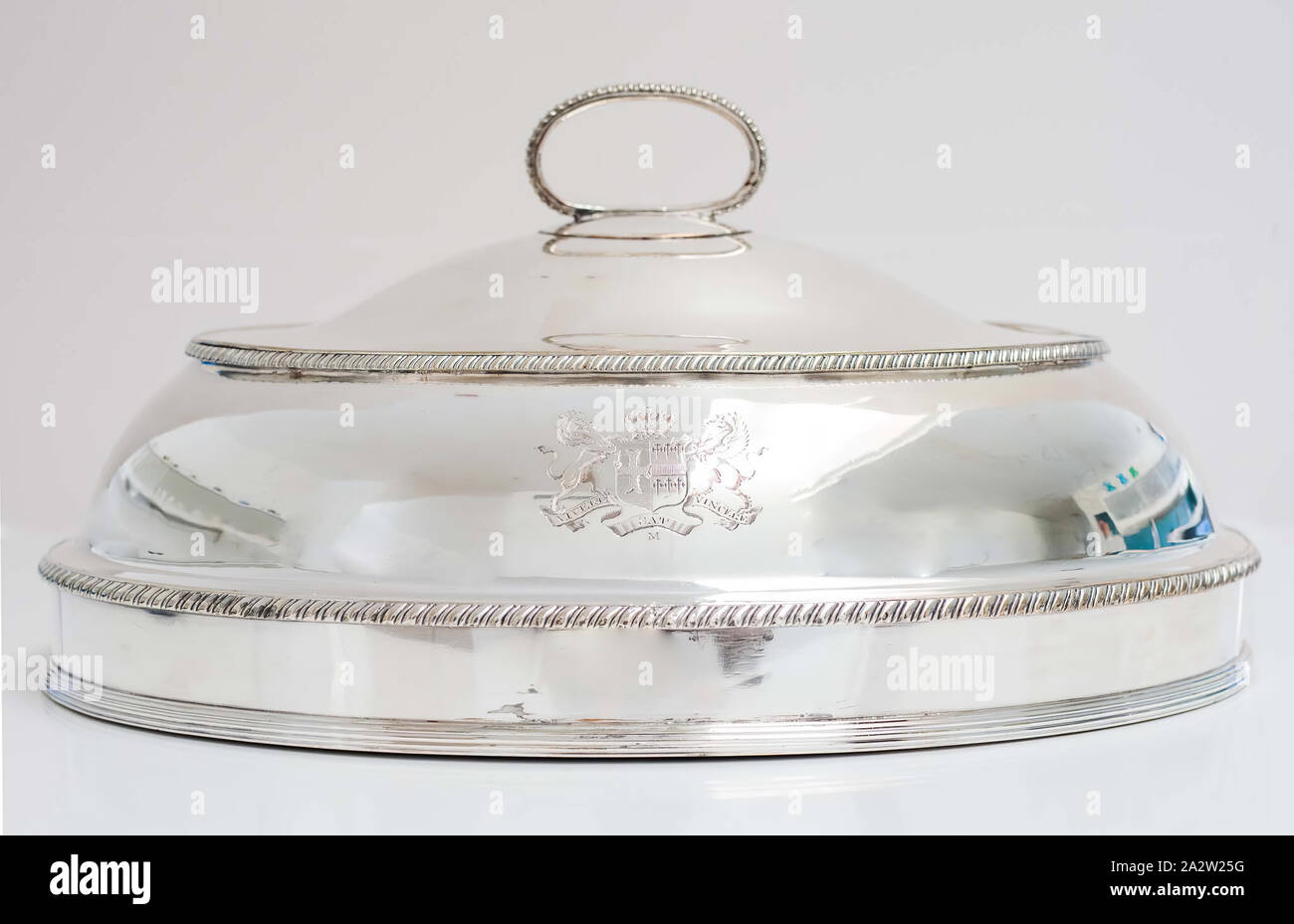 Piatto di carne coperchio, circa 1800, argento placcato di metallo di base, 8 x 16-1/2 x 11-1/2 in., inscritto, incisione sul lato anteriore con cuscinetti armorial: Vivere Sat vincere, M, Miller House Foto Stock