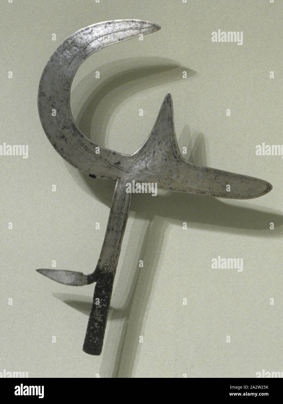 Gettare il coltello, Mbanza, 1901-1930, ferro, 19 x 15 x 1/8 in., Arte Africana Foto Stock
