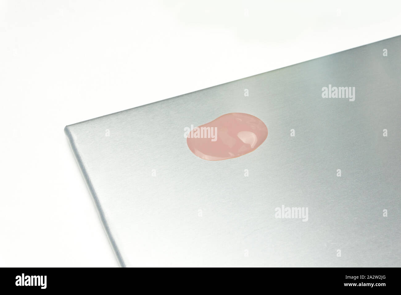 Fondazione per il trucco caduta sulla tavolozza di argento Foto Stock