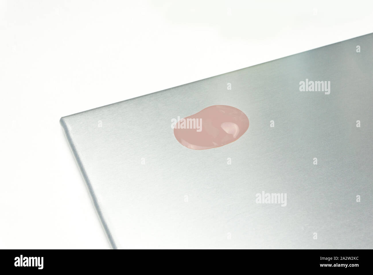 Fondazione per il trucco caduta sulla tavolozza di argento Foto Stock