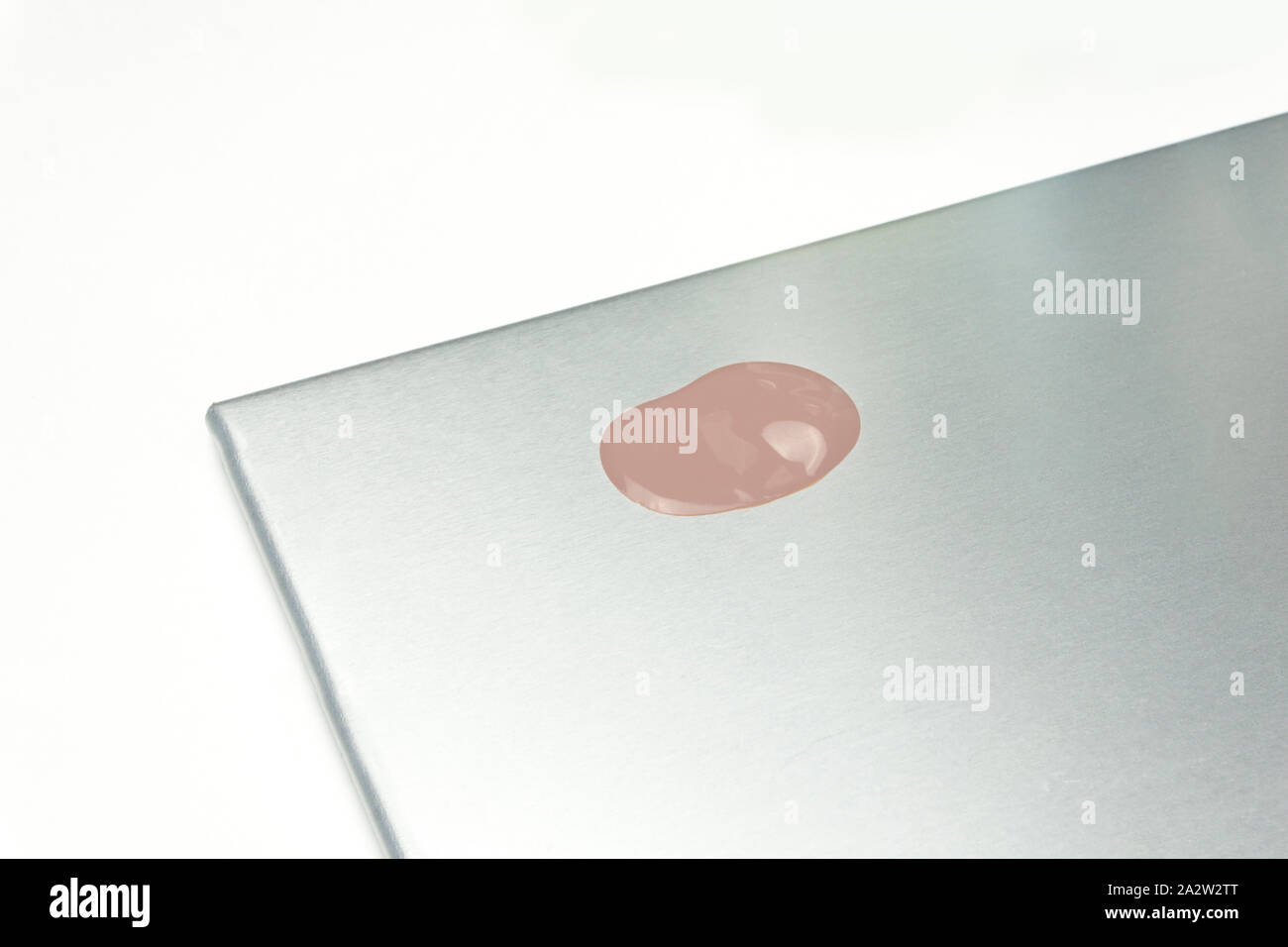 Fondazione per il trucco caduta sulla tavolozza di argento Foto Stock