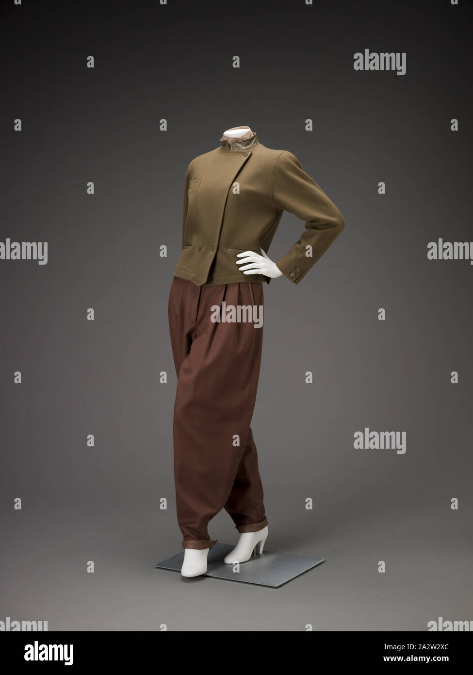 Day ensemble, complice, Design House (italiano), degli anni ottanta, giacca: lana con acetato camicetta Fodera: Lana, cotone pantaloni: lana con rivestimento in pelle e una camicia): L: 22-3/8 in. (Nuca a hem) B) camicetta: L: 27-1/16 in. C) Pantaloni: L: 43-1/4 in., etichetta: complice, realizzati in Italia/ 100% lana Laine, tessile e della moda arte Foto Stock