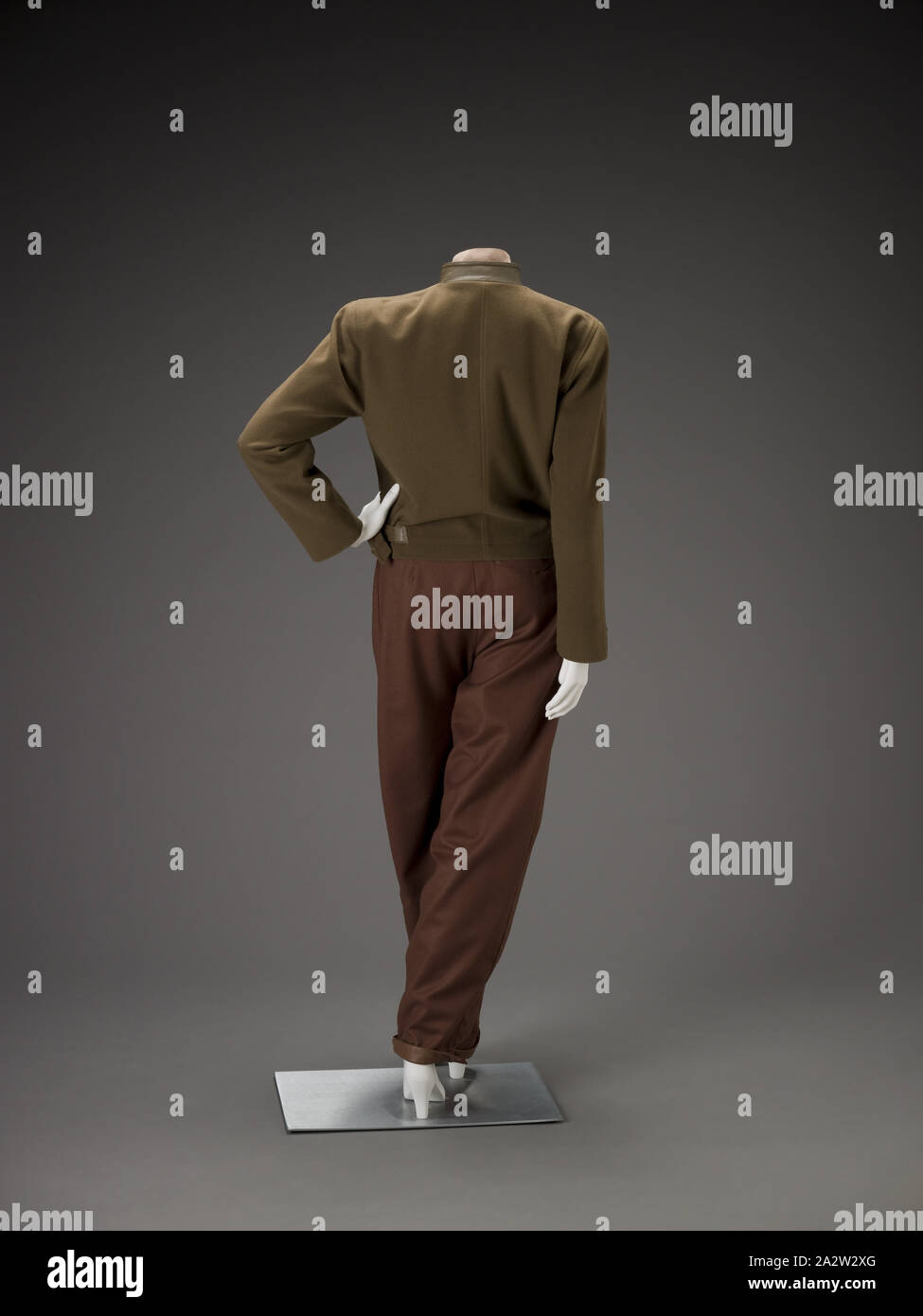 Day ensemble, complice, Design House (italiano), degli anni ottanta, giacca: lana con acetato camicetta Fodera: Lana, cotone pantaloni: lana con rivestimento in pelle e una camicia): L: 22-3/8 in. (Nuca a hem) B) camicetta: L: 27-1/16 in. C) Pantaloni: L: 43-1/4 in., etichetta: complice, realizzati in Italia/ 100% lana Laine, tessile e della moda arte Foto Stock