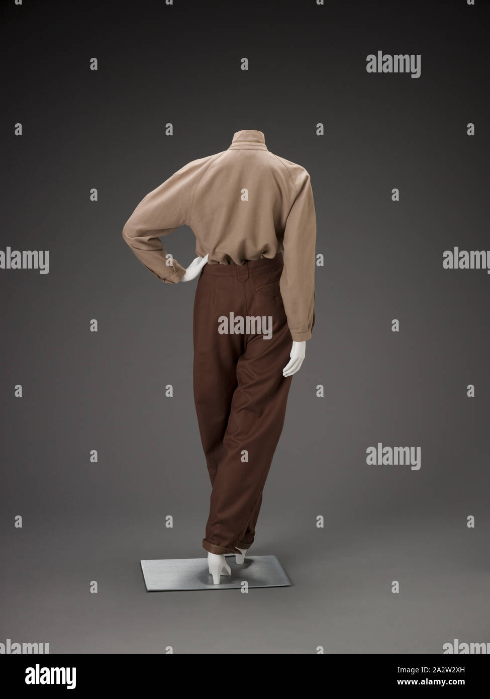 Day ensemble, complice, Design House (italiano), degli anni ottanta, giacca: lana con acetato camicetta Fodera: Lana, cotone pantaloni: lana con rivestimento in pelle e una camicia): L: 22-3/8 in. (Nuca a hem) B) camicetta: L: 27-1/16 in. C) Pantaloni: L: 43-1/4 in., etichetta: complice, realizzati in Italia/ 100% lana Laine, tessile e della moda arte Foto Stock