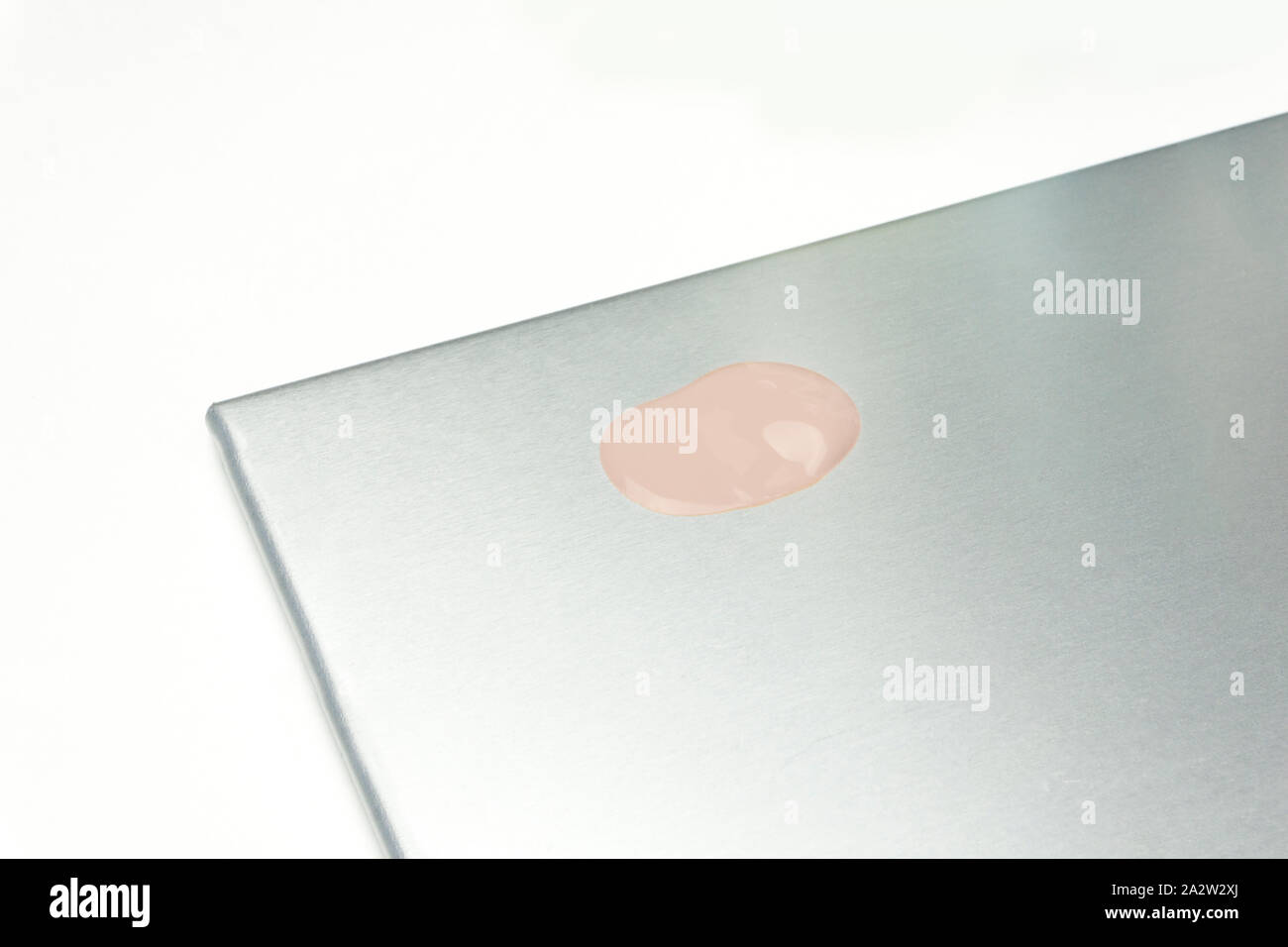 Fondazione per il trucco caduta sulla tavolozza di argento Foto Stock