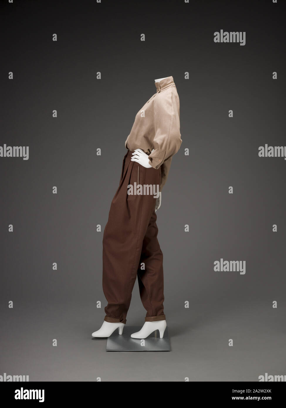 Day ensemble, complice, Design House (italiano), degli anni ottanta, giacca: lana con acetato camicetta Fodera: Lana, cotone pantaloni: lana con rivestimento in pelle e una camicia): L: 22-3/8 in. (Nuca a hem) B) camicetta: L: 27-1/16 in. C) Pantaloni: L: 43-1/4 in., etichetta: complice, realizzati in Italia/ 100% lana Laine, tessile e della moda arte Foto Stock